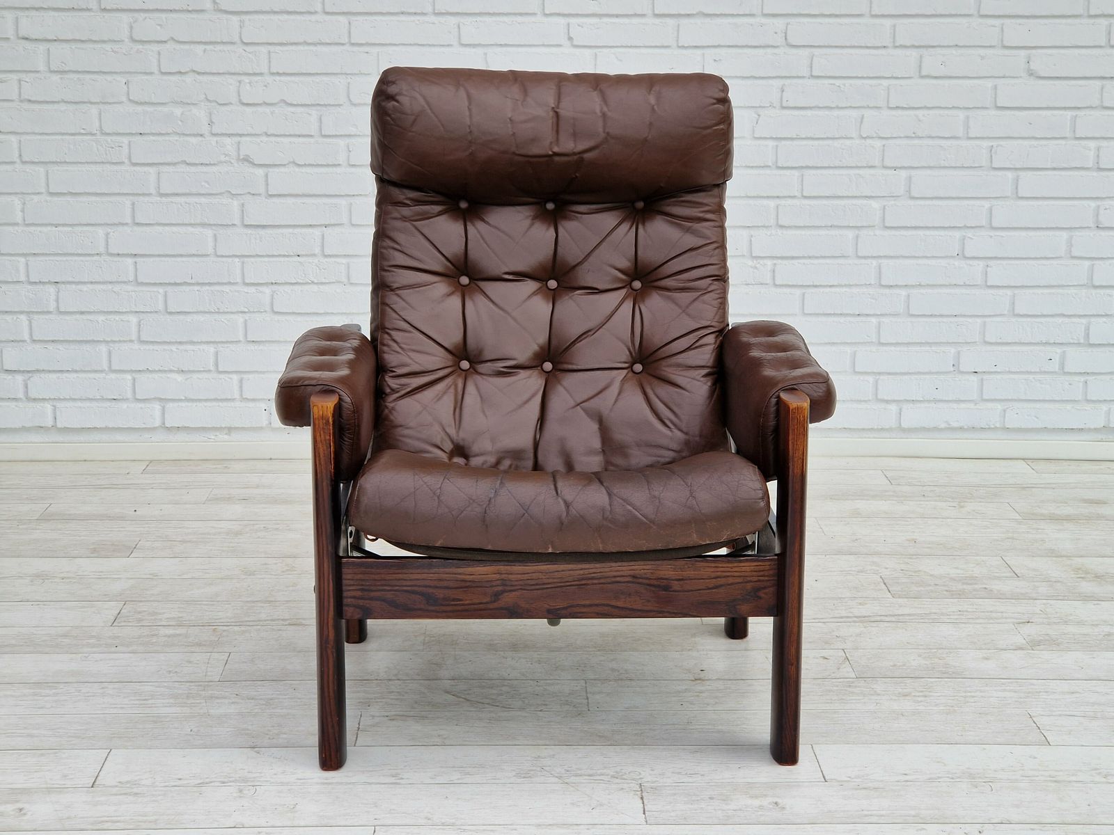 photo vintage 1970s, Scandinavian Adjustable Lounge Chair, Brown Leather, Oak Wood.