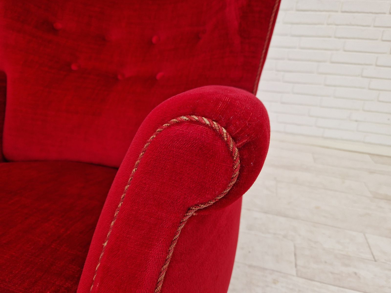 Meubels Deense Vintage Fauteuil Met Hoge Rug, Ca. Jaren 1960, Bekleed Met Kersrood Fluweel. photo