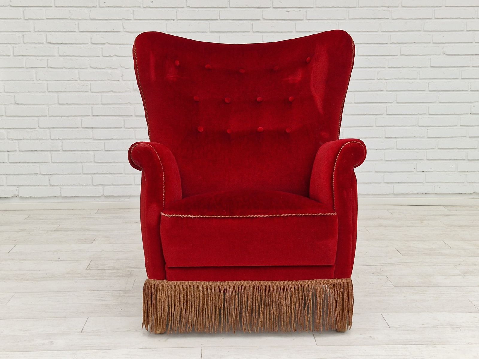 Deense Vintage Fauteuil Met Hoge Rug, Ca. Jaren 1960, Bekleed Met Kersrood Fluweel.
