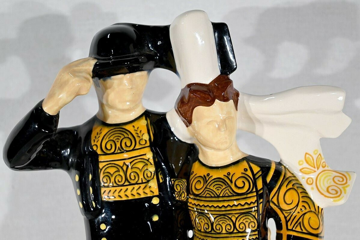 “Couple Of Bigoudens Dancers” Earthenware, By R.Micheau Vernez, Manufacture Henriot Quimper – Mid 20th Century photo vinterior