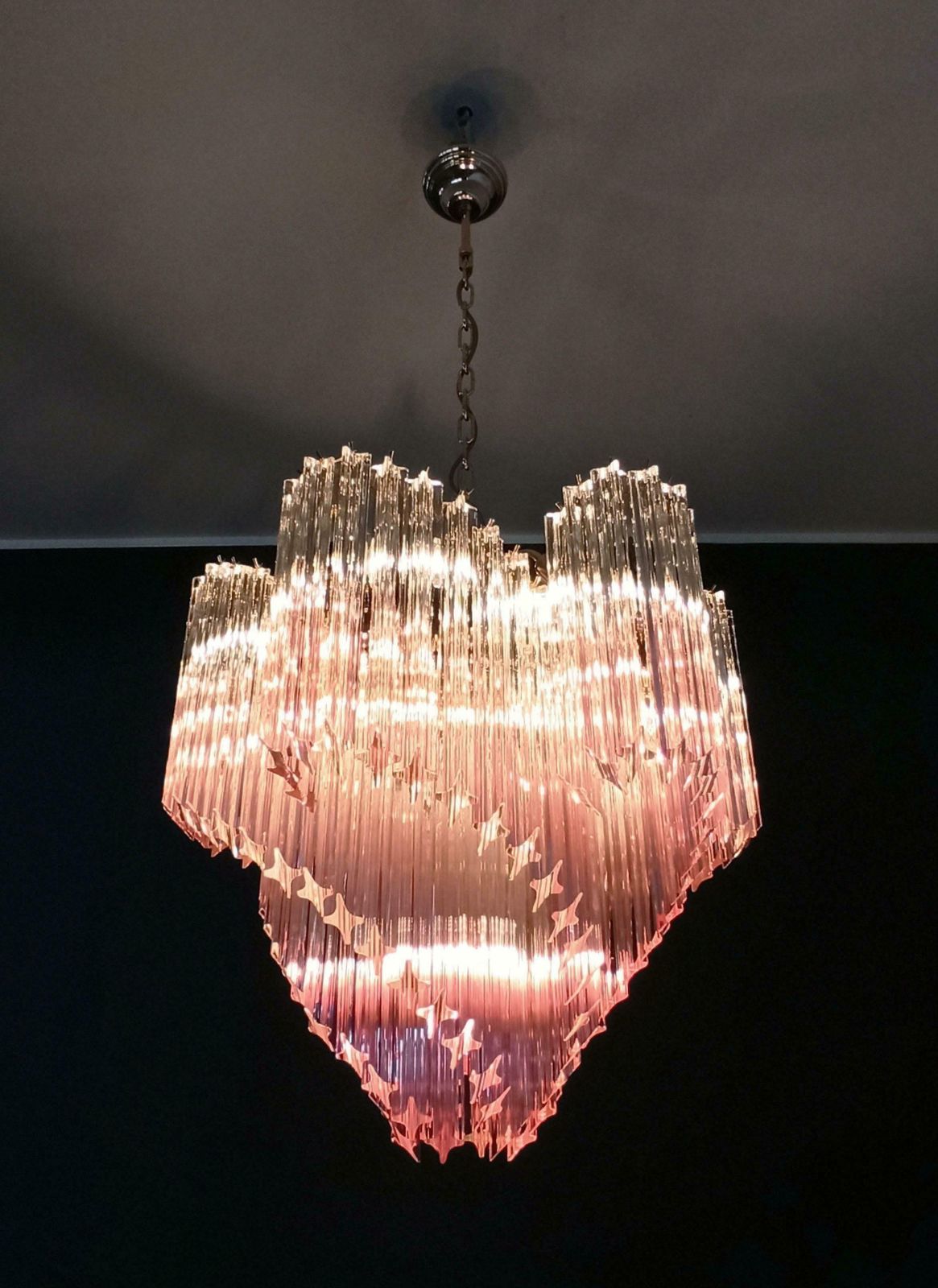 photo furniture Elegant And Unique Modern Pink Quadriedri Murano Glass Chandelier