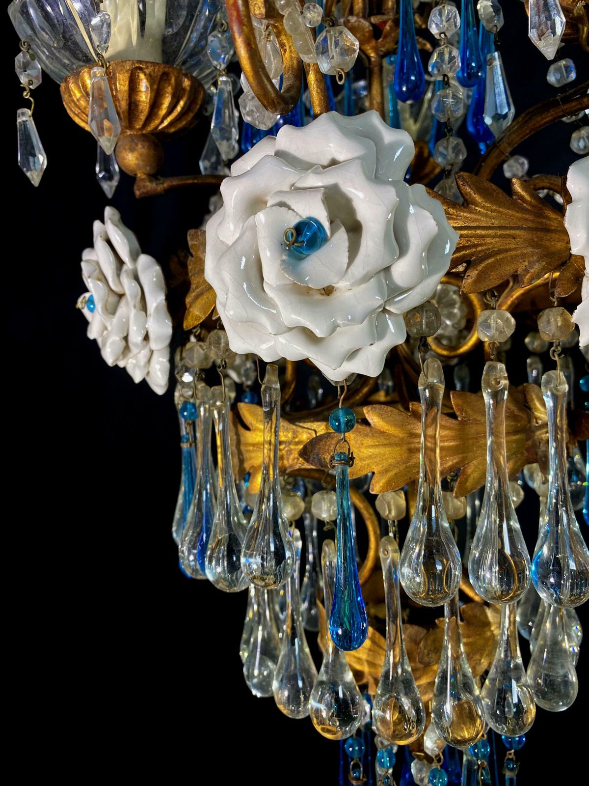 photo vinterior Lovely Chandelier With White Roses And Blue Drops, Murano, 1950s