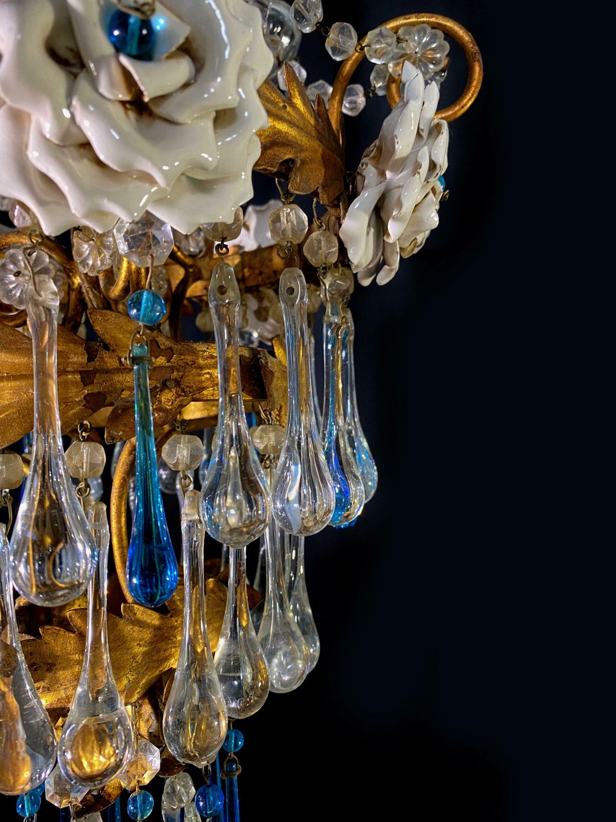 photo vintage Lovely Chandelier With White Roses And Blue Drops, Murano, 1950s