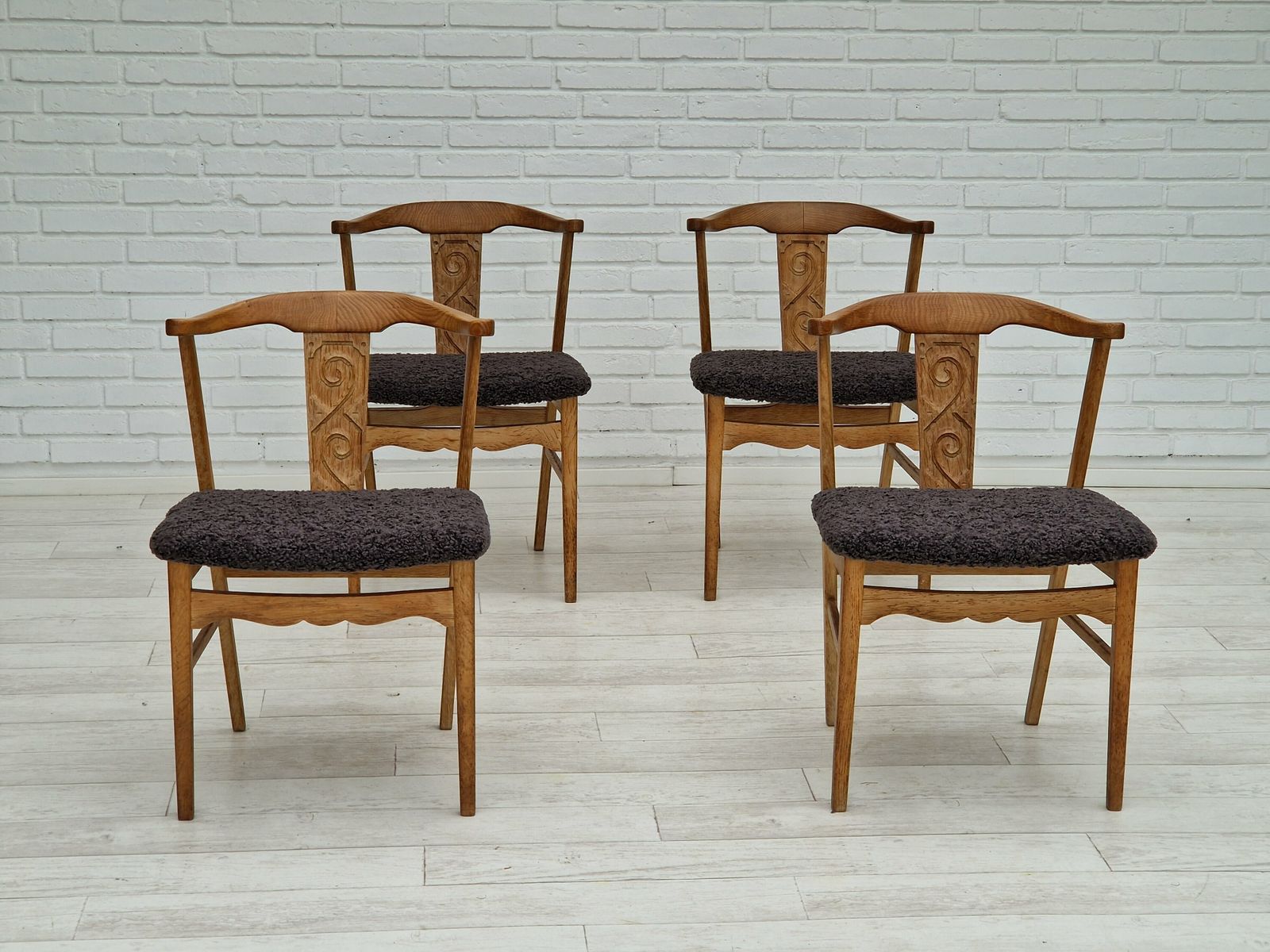 Ca. Jaren 1960, Deens Design Van Henning Kjærnulf, Set Van 4 Eetkamerstoelen, Eikenhout, Schapenvachtimitatie. photo for sale
