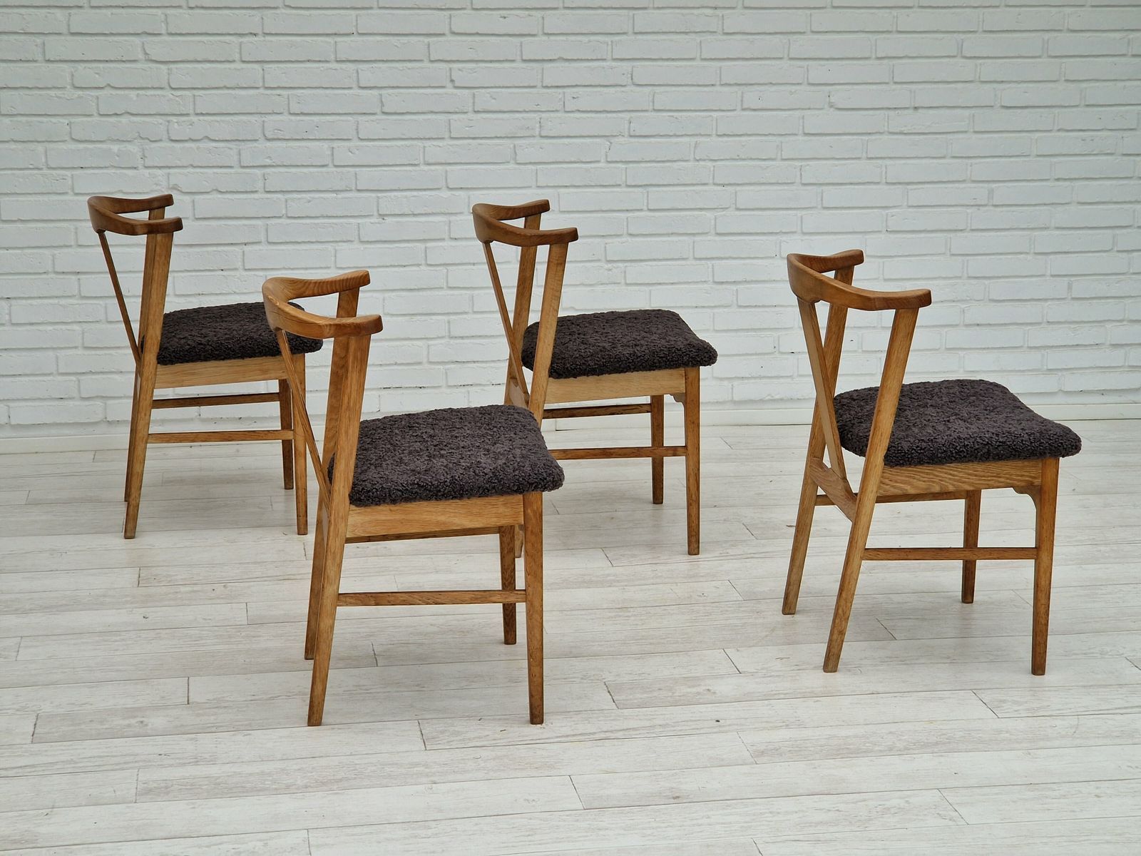 Ca. Jaren 1960, Deens Design Van Henning Kjærnulf, Set Van 4 Eetkamerstoelen, Eikenhout, Schapenvachtimitatie. photo 990.0