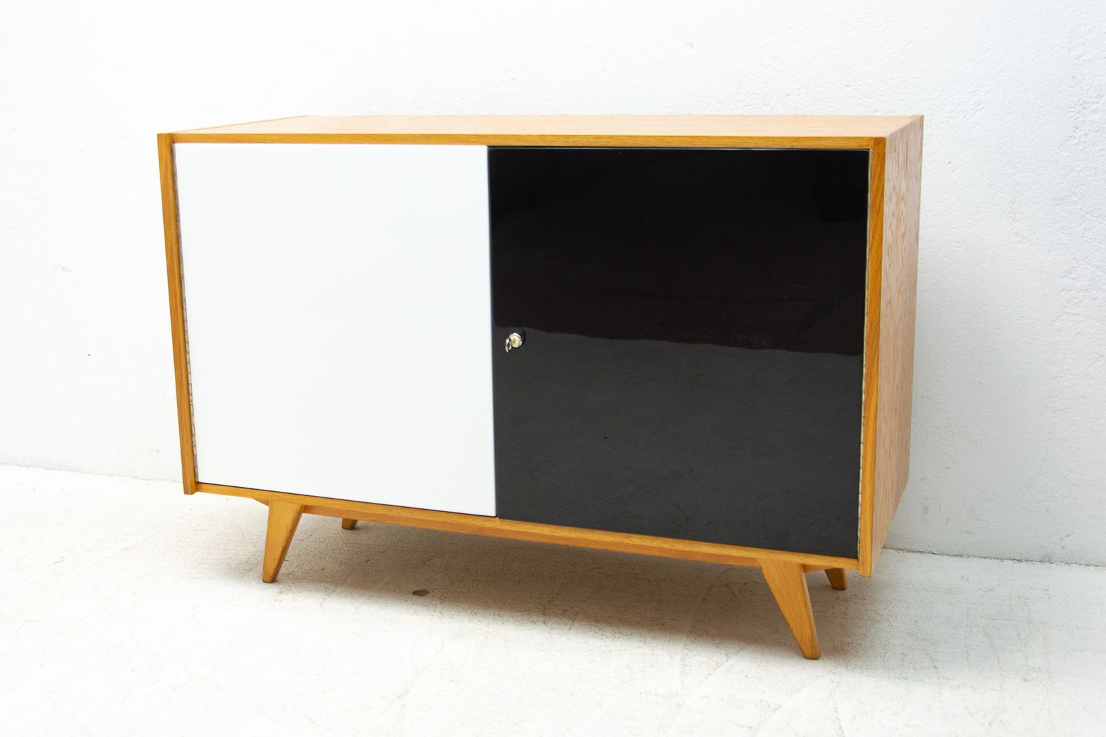 Fully Restored Mid Century Sideboard U 450 By Jiří Jiroutek, 1960´S, Czechoslovakia photo vinterior