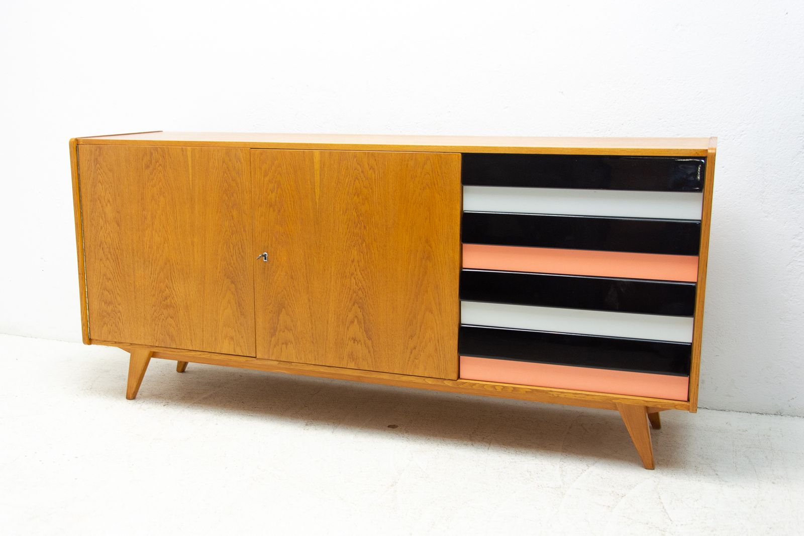 Mid Century U 460 Dressoir Van Jiří Jiroutek Voor Interiér Praha photo vinterior