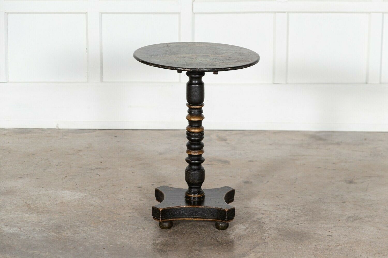 Georgian English Painted Tilt Top Side Table photo vinterior