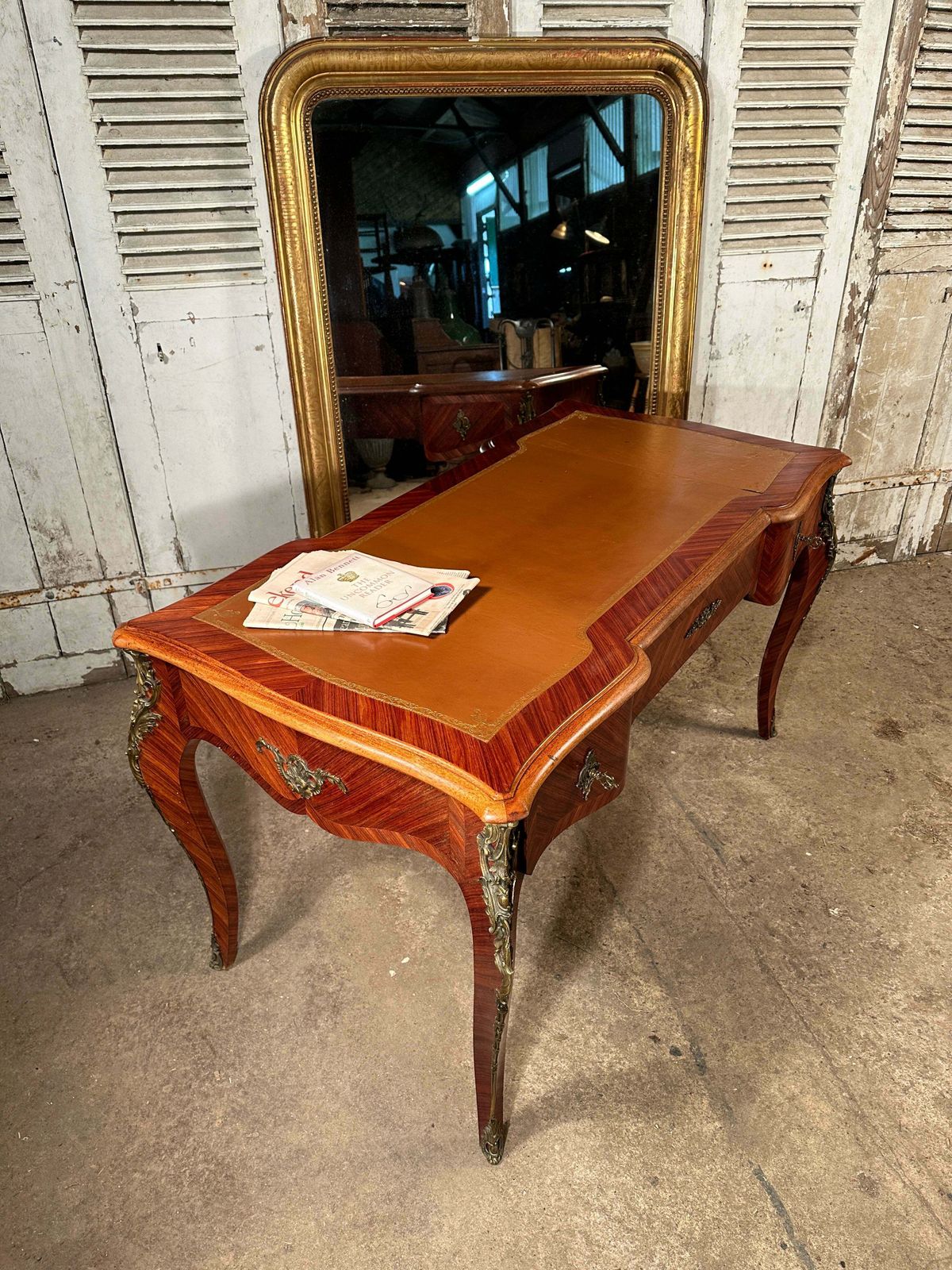 photo vintage A Beautiful Antique Rosewood Louis Philippe XV French Writing Desk With Tooled Leather Insert Ormolu Mounts On Swept Legs