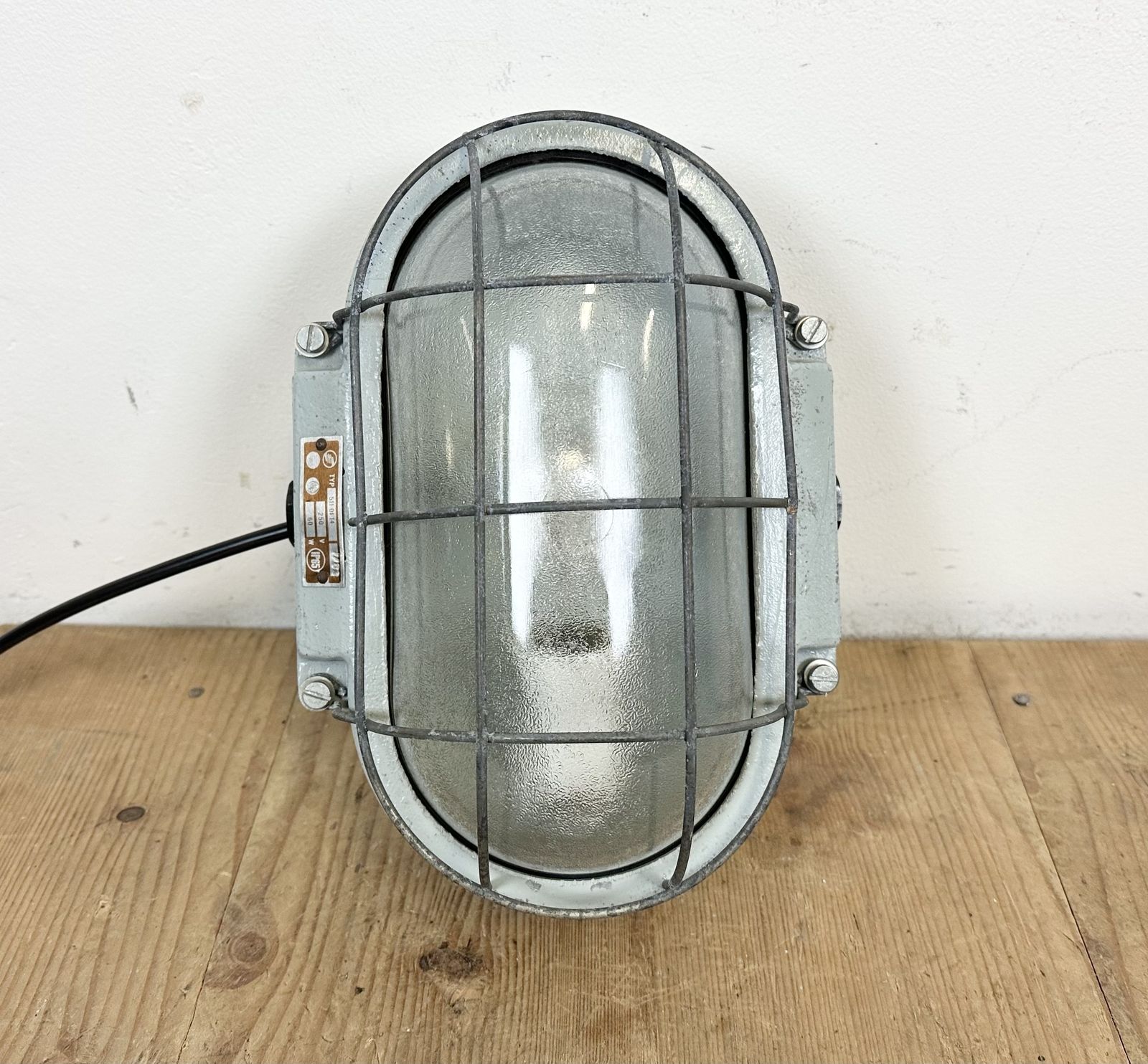 photo buy Industrial Cast Aluminium Wall Light With Frosted Glass From Elektrosvit, 1970s, 7x