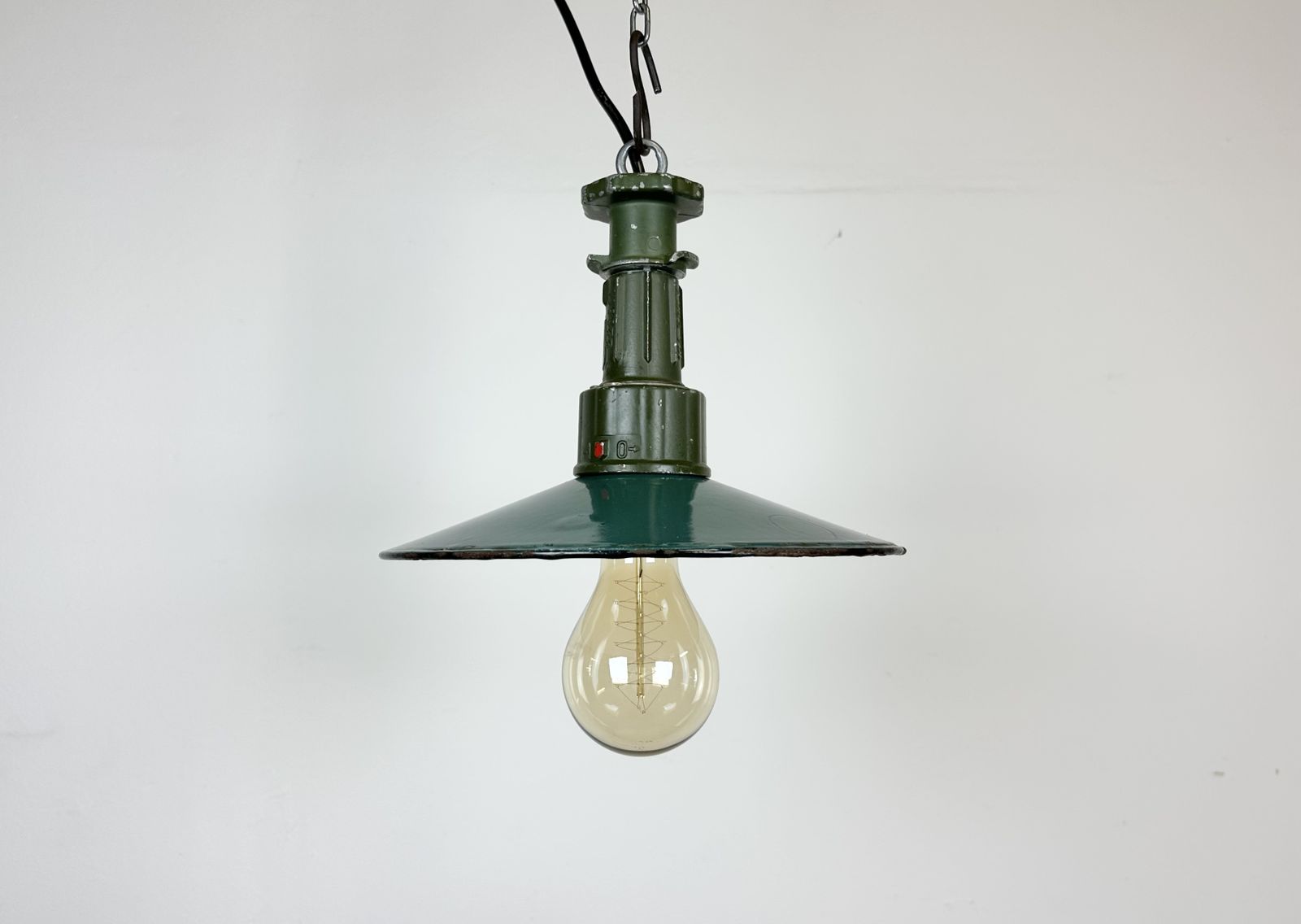 photo furniture Industrial Green Enamel Pendant Lamp With Cast Aluminium Top, 1960