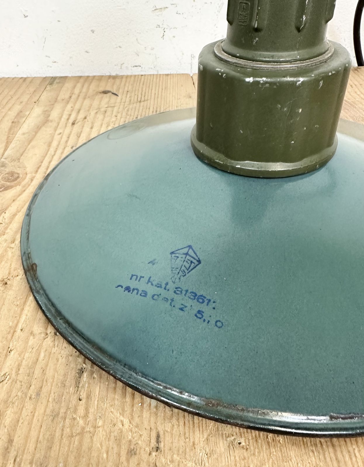 photo vinterior Industrial Green Enamel Pendant Lamp With Cast Aluminium Top, 1960