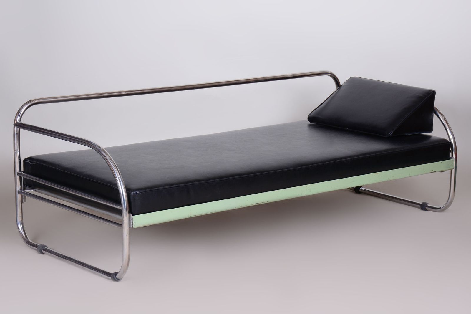 Restored Black Bauhaus Sofa, Robert Slezak, High Quality Leather, Chrome Plated Steel, 1930s photo vinterior