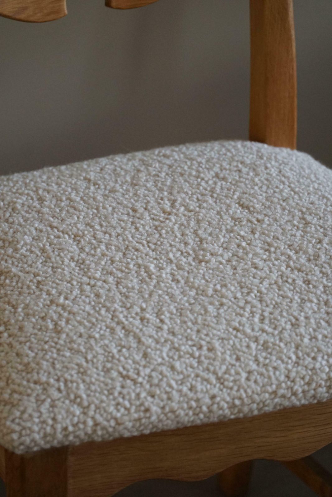 Set Of 4 Highback "Razorblade" Chairs In Oak & Bouclé, Henning Kjærnulf, 1960s photo Furniture