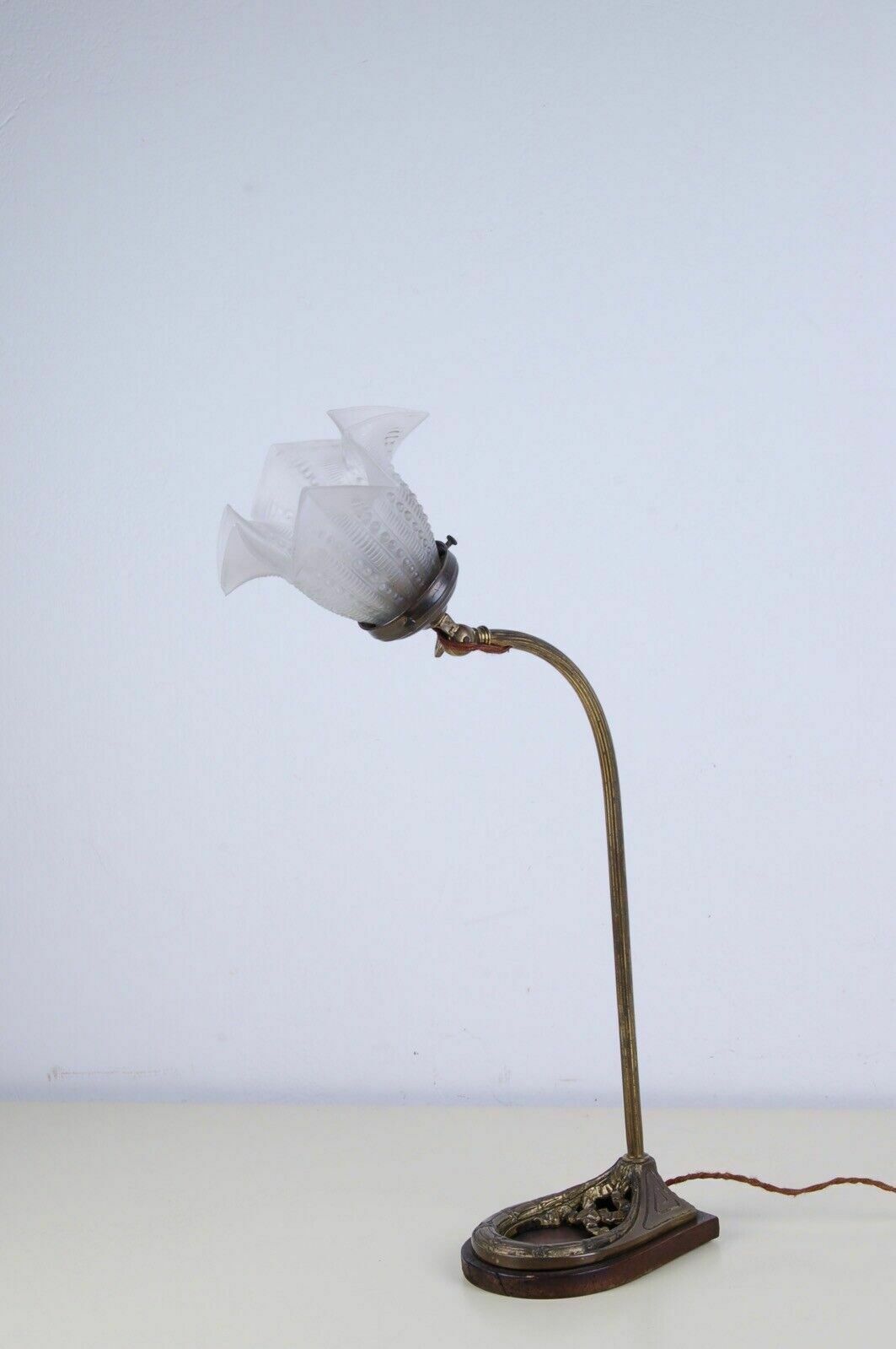 photo for sale Vintage Table Lamp In Brass And Flower Lampshade In Sandblasted Glass From The 1930s