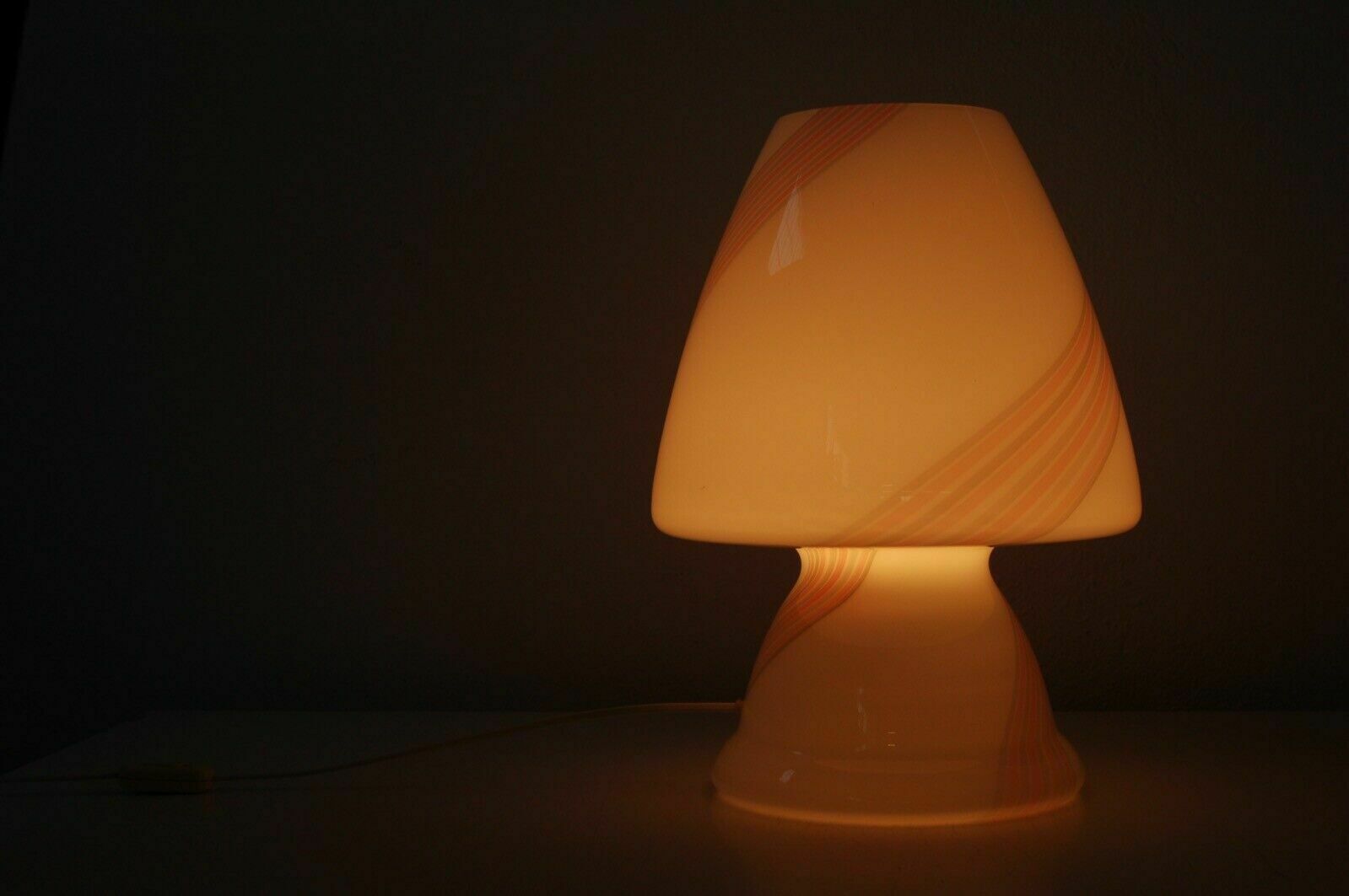 Maestri Muranesi Table Lamp, Design From The 70s And 80s, With A Mushroom In White And Pink Murano Glass photo for sale