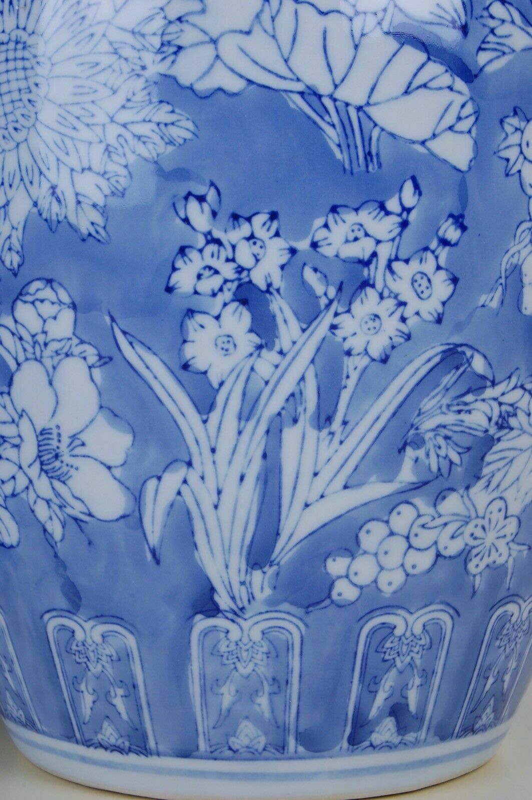 photo furniture Porcelain Potiche White Blue Pair Of Floral Hand Painted Ceramic Vases