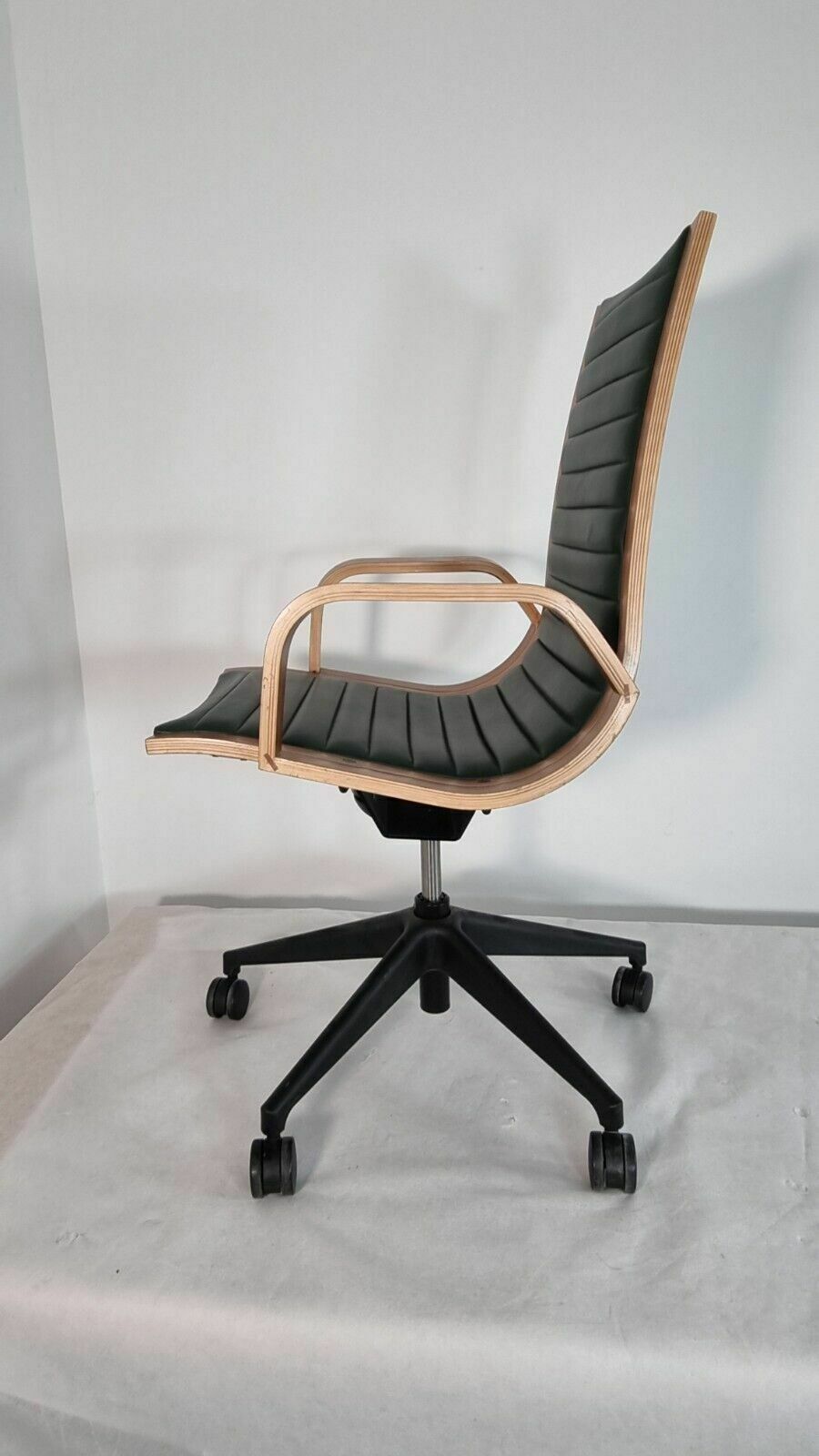 Nein Kamper Ingmar Swivel Chair In Green Leather Excellent Condition photo vintage