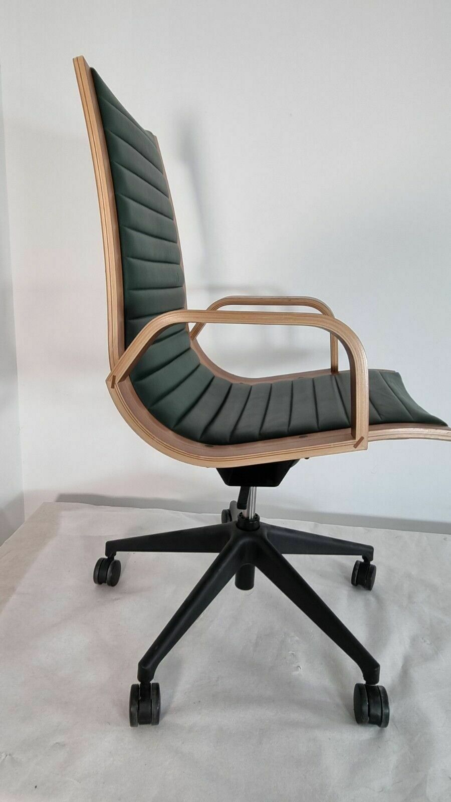 1080.0 Nein Kamper Ingmar Swivel Chair In Green Leather Excellent Condition photo
