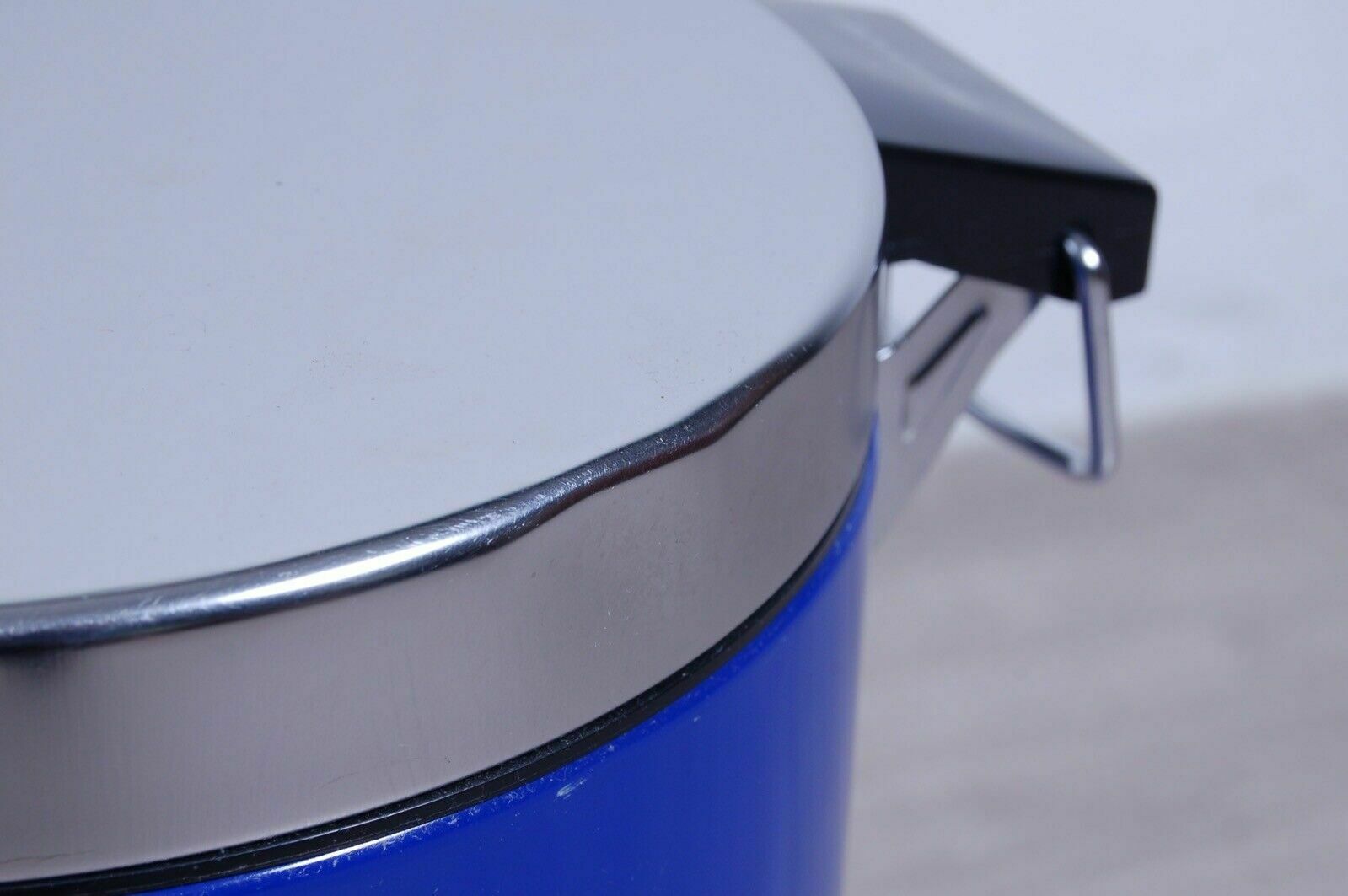 photo furniture Brabantia Waste Bin Pedal Bin Steel Blue Fireproof Interior