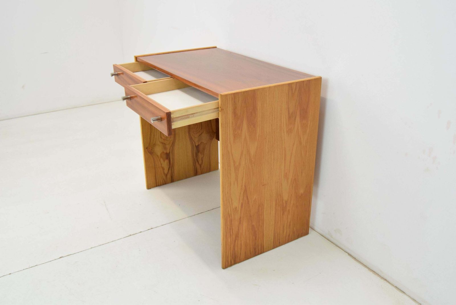 681.0 Lady's Desk Or Vanity Or Side Table In Mahogany/Up Zavody , 1970's. photo