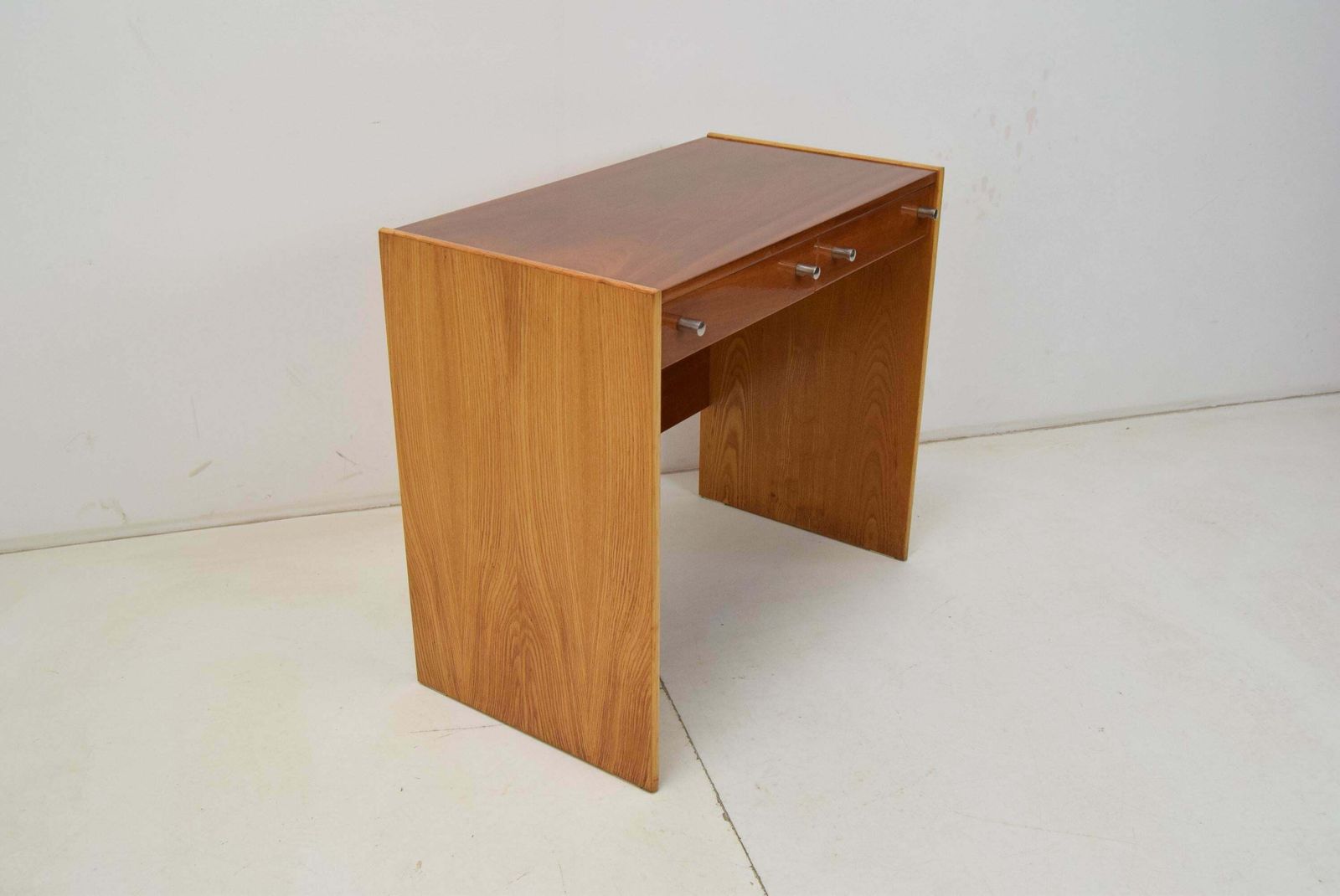 photo vinterior Lady's Desk Or Vanity Or Side Table In Mahogany/Up Zavody , 1970's.