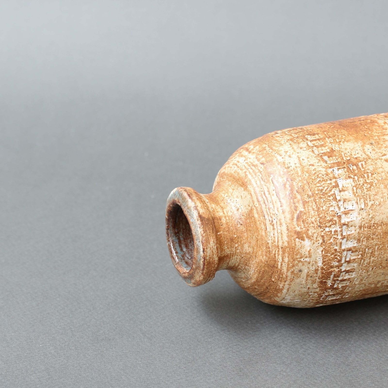 photo vintage Decorative Mid Century Ceramic Flower Vase By Pat Rowland (Circa 1960s)