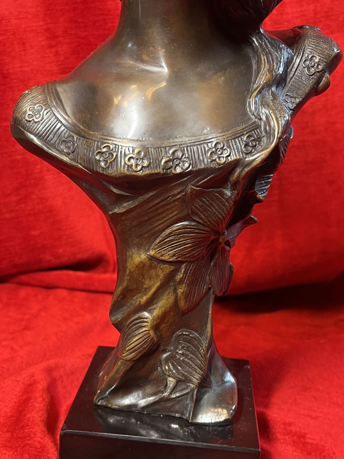 photo vinterior Art Nouveau Mucha Bronze Idealised Female Bust With Floral Motifs Set Upon Black Marble Base