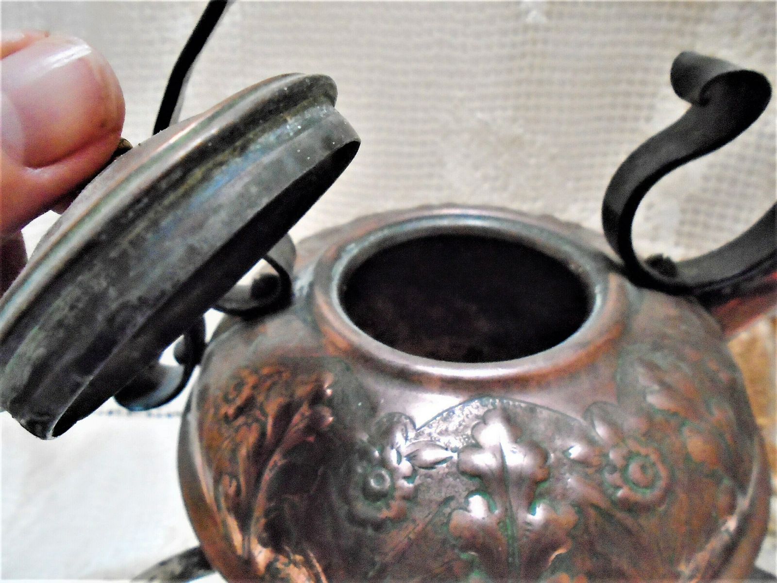 Vintage Franse koperen theepot / waterketel op zwart smeedijzeren standaard, decoratief boerenkeukenkoper photo Woonaccessoires