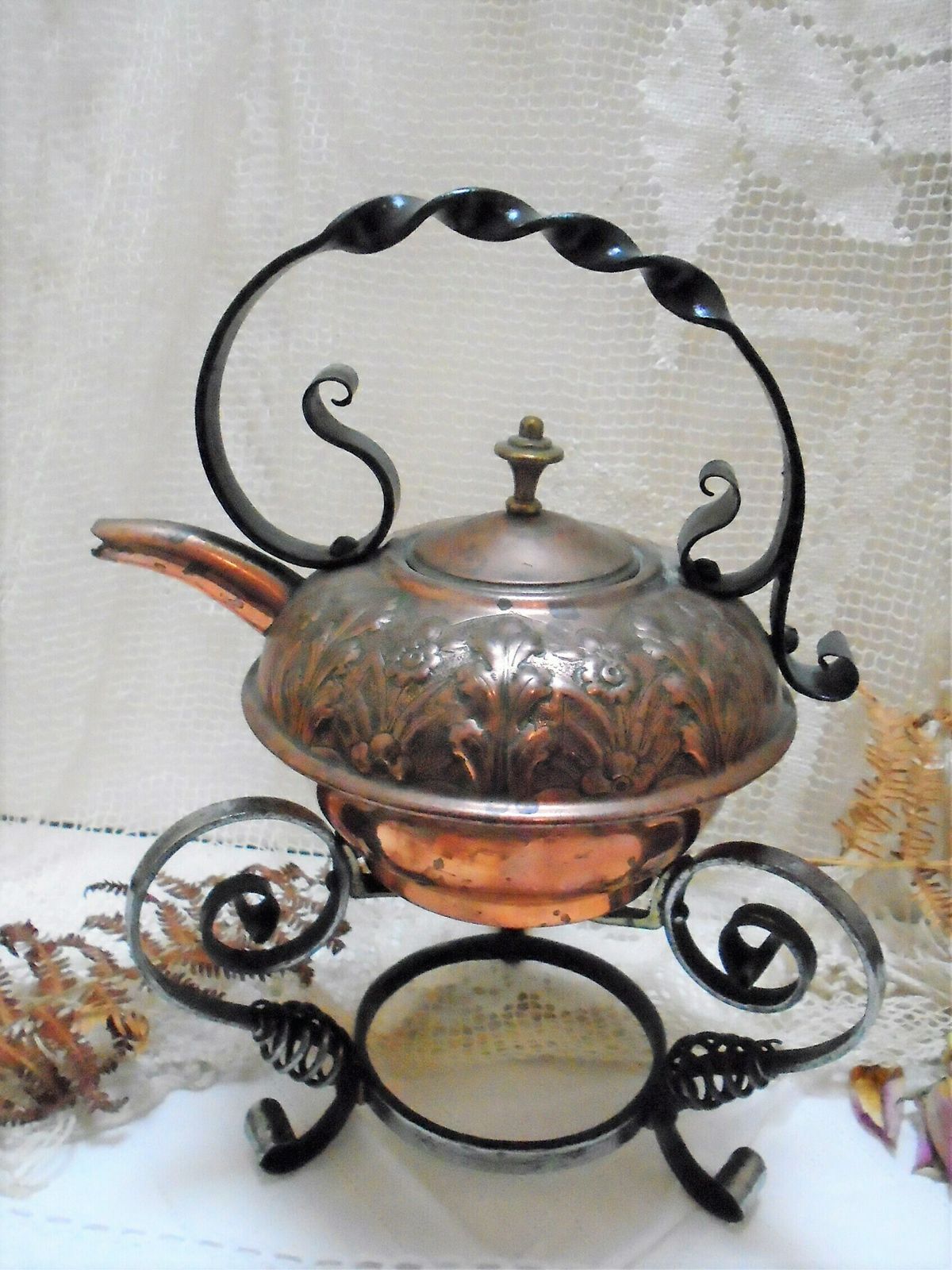 photo for sale Vintage Franse koperen theepot / waterketel op zwart smeedijzeren standaard, decoratief boerenkeukenkoper