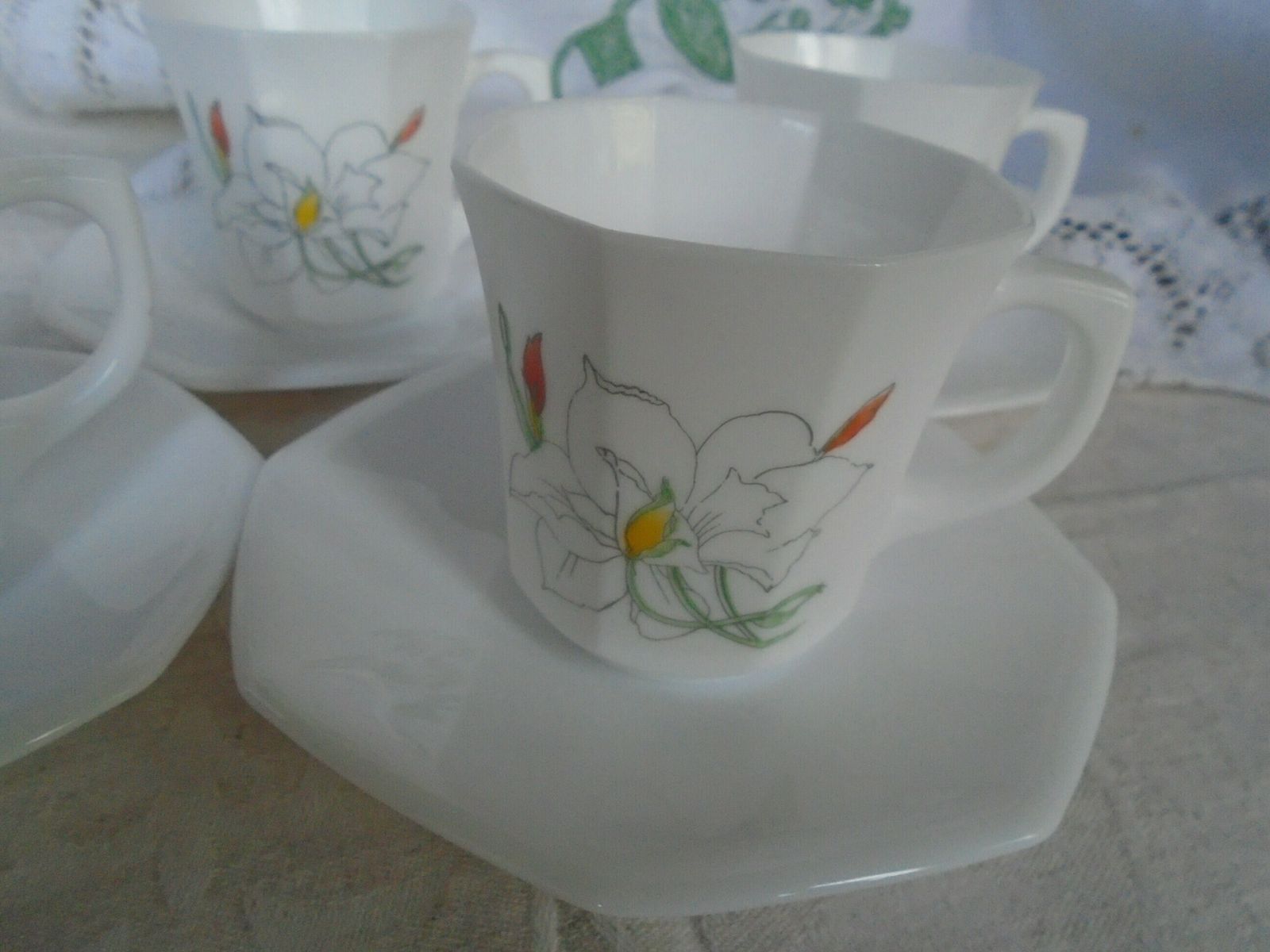 Vintage French Arcopal Teacups And Saucers, Set Of 4, Daffodil Design, 1960s photo vinterior