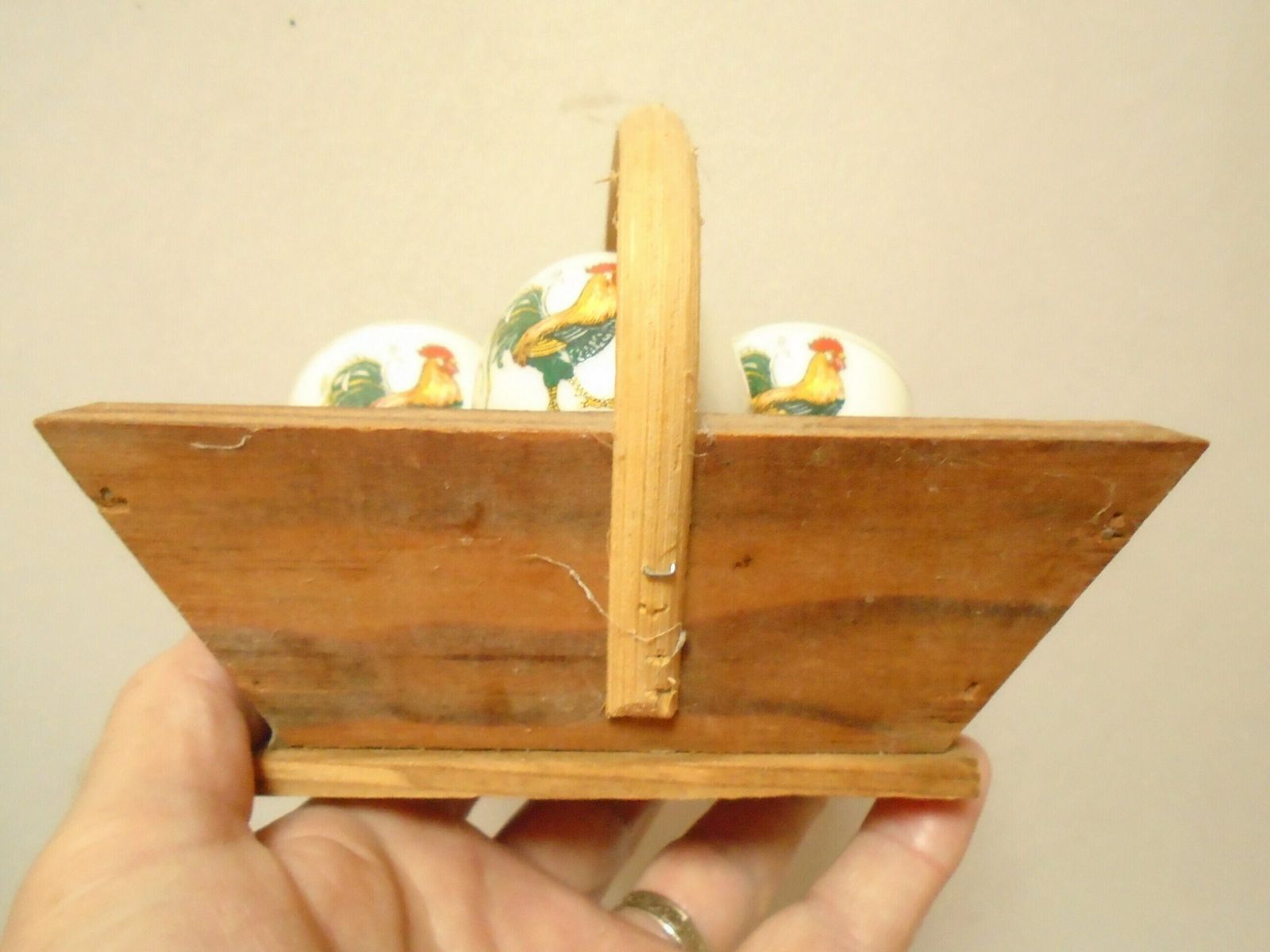 Vintage French Wood Basket With 2 Porcelain Egg Cups And 1 Salt Shaker, Cockerel Design Coquetier photo Home Decor
