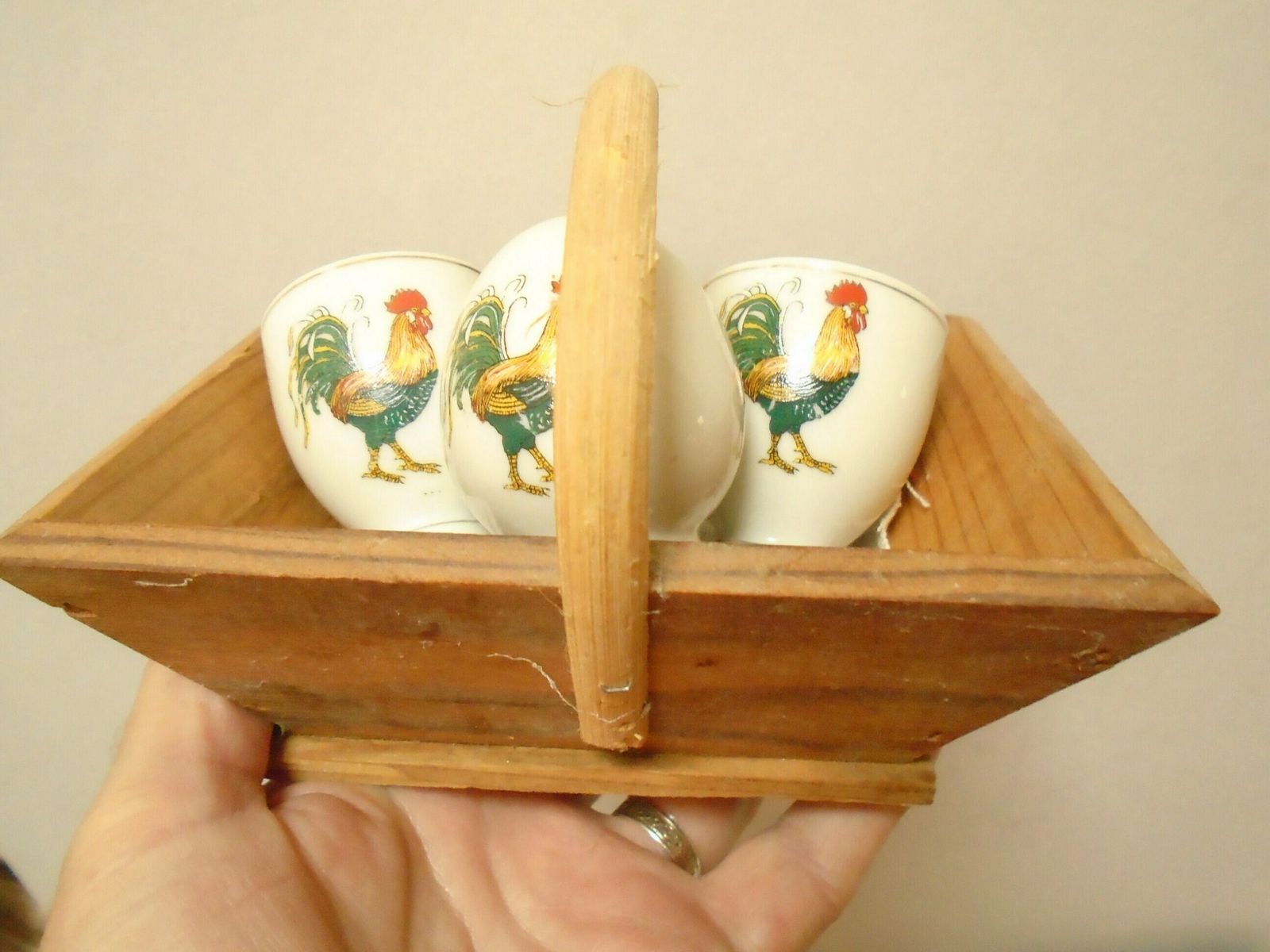 Vintage French Wood Basket With 2 Porcelain Egg Cups And 1 Salt Shaker, Cockerel Design Coquetier photo vinterior