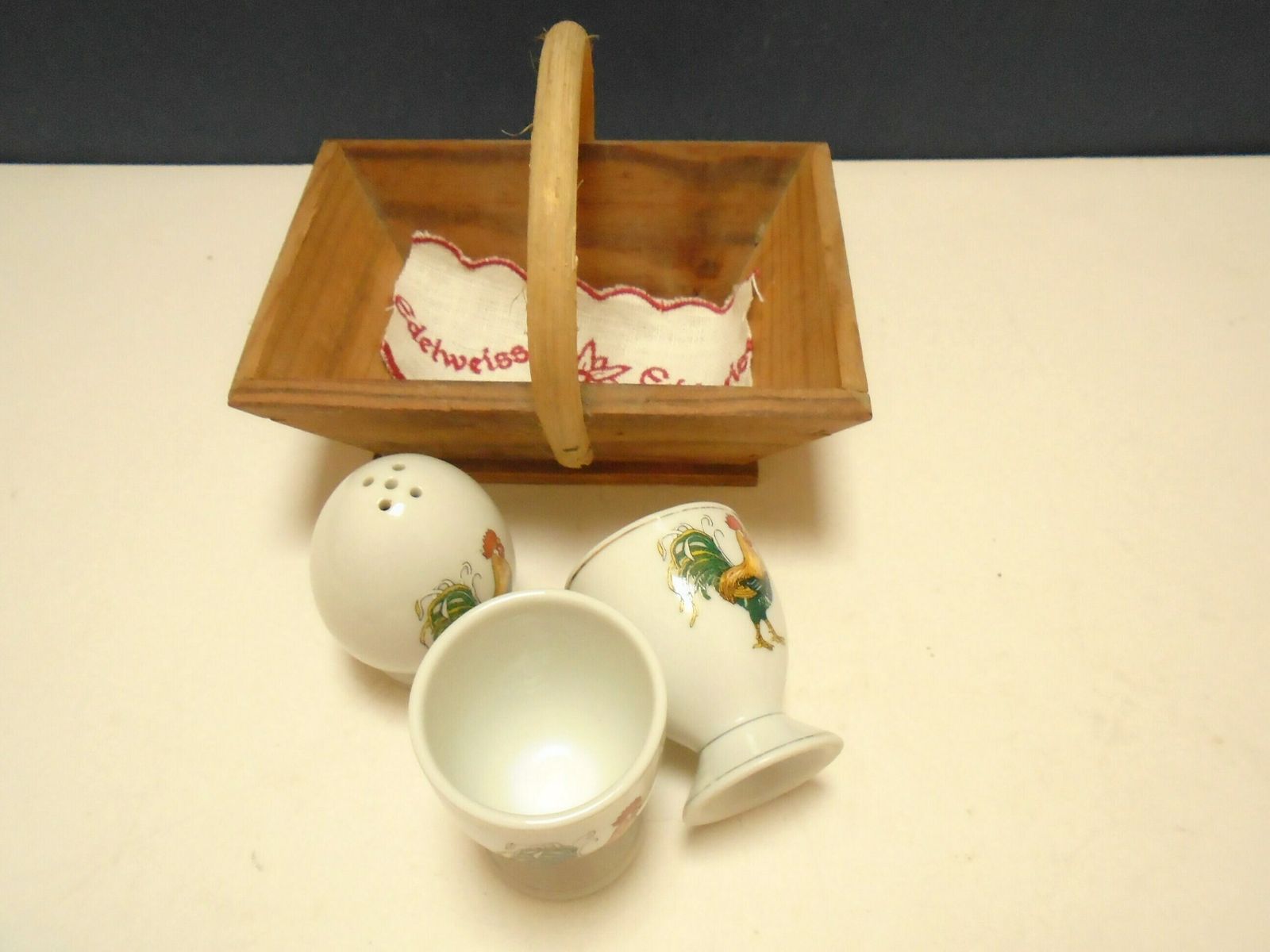Vintage French Wood Basket With 2 Porcelain Egg Cups And 1 Salt Shaker, Cockerel Design Coquetier photo vintage