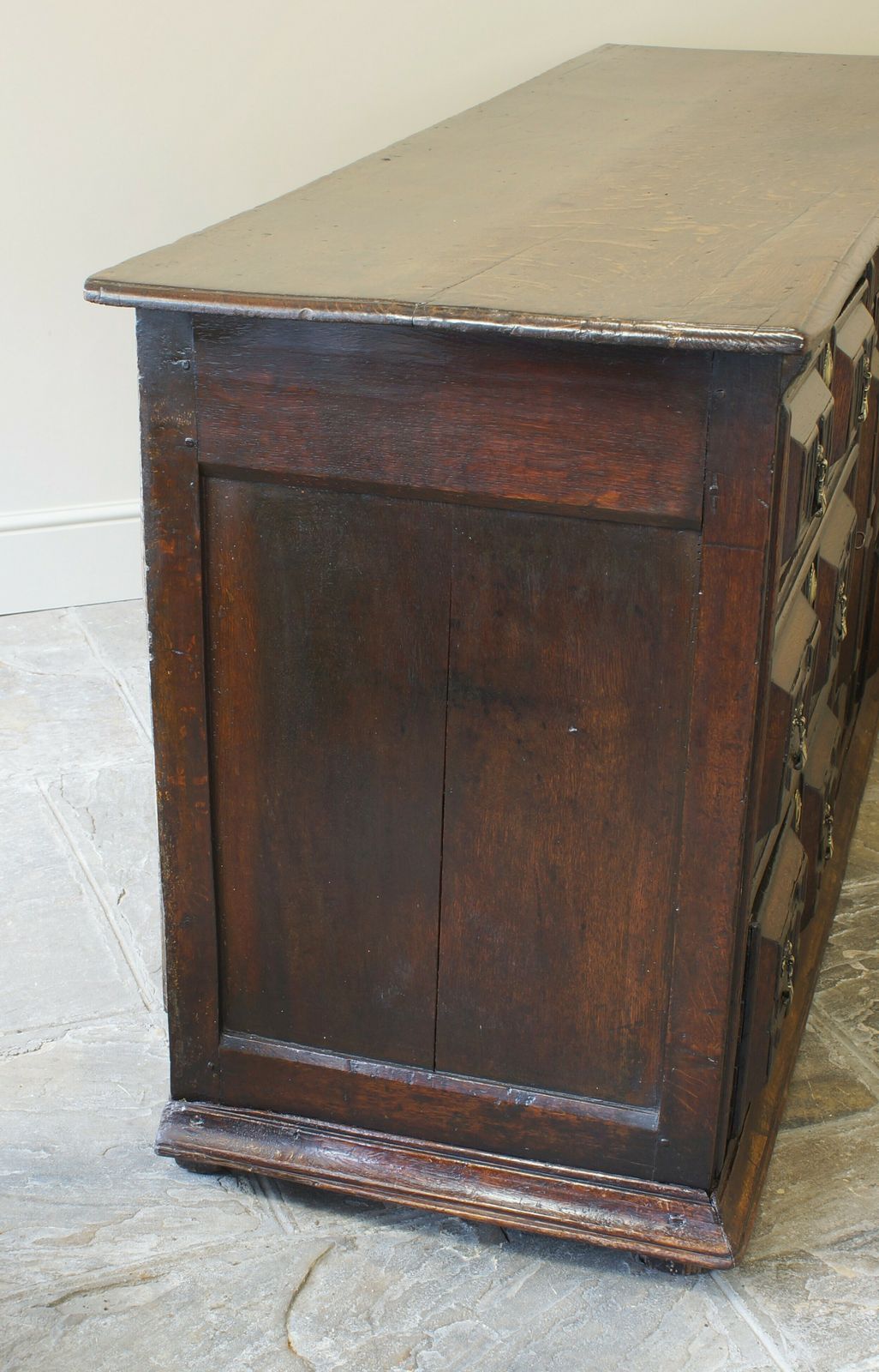 photo vinterior 17th Century Oak Cushion Moulded Dresser Base