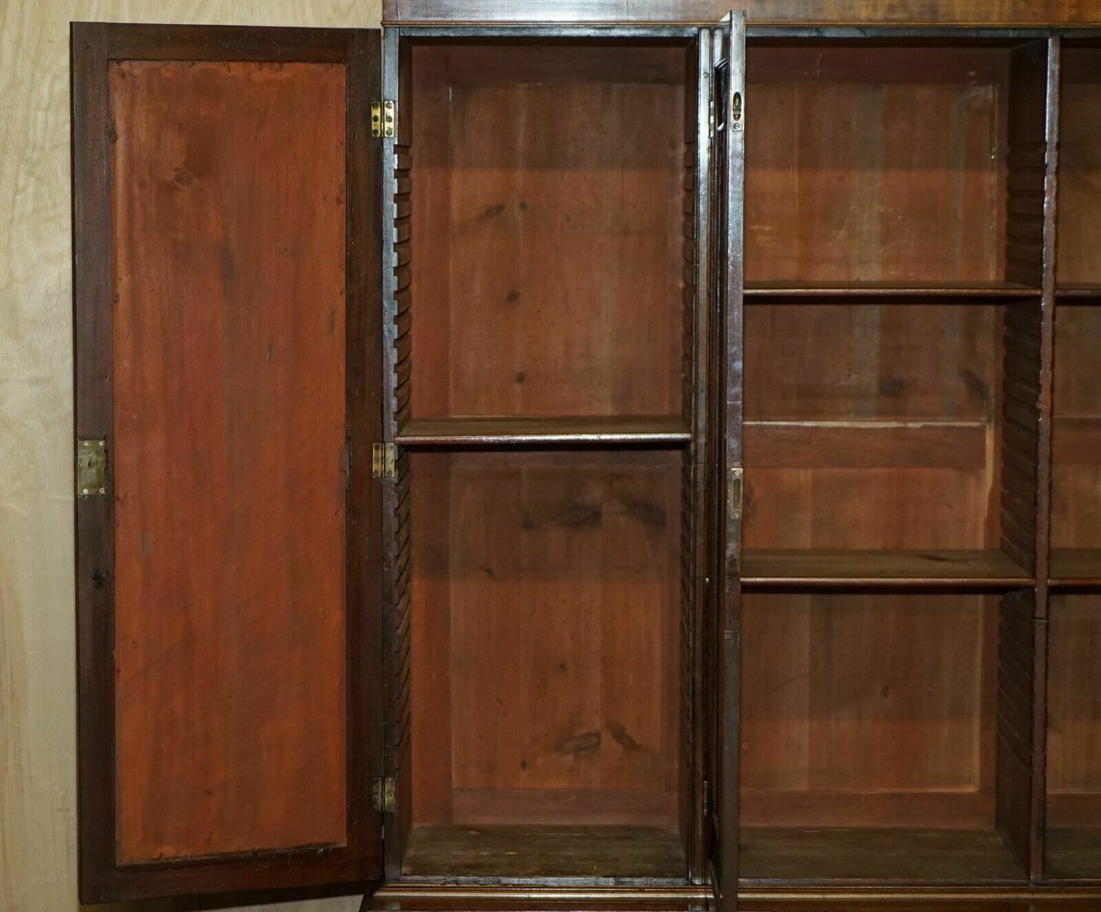 photo vintage Stunning Antique Victorian Mahogany & Embossed Leather Library Bookcase Cupboard