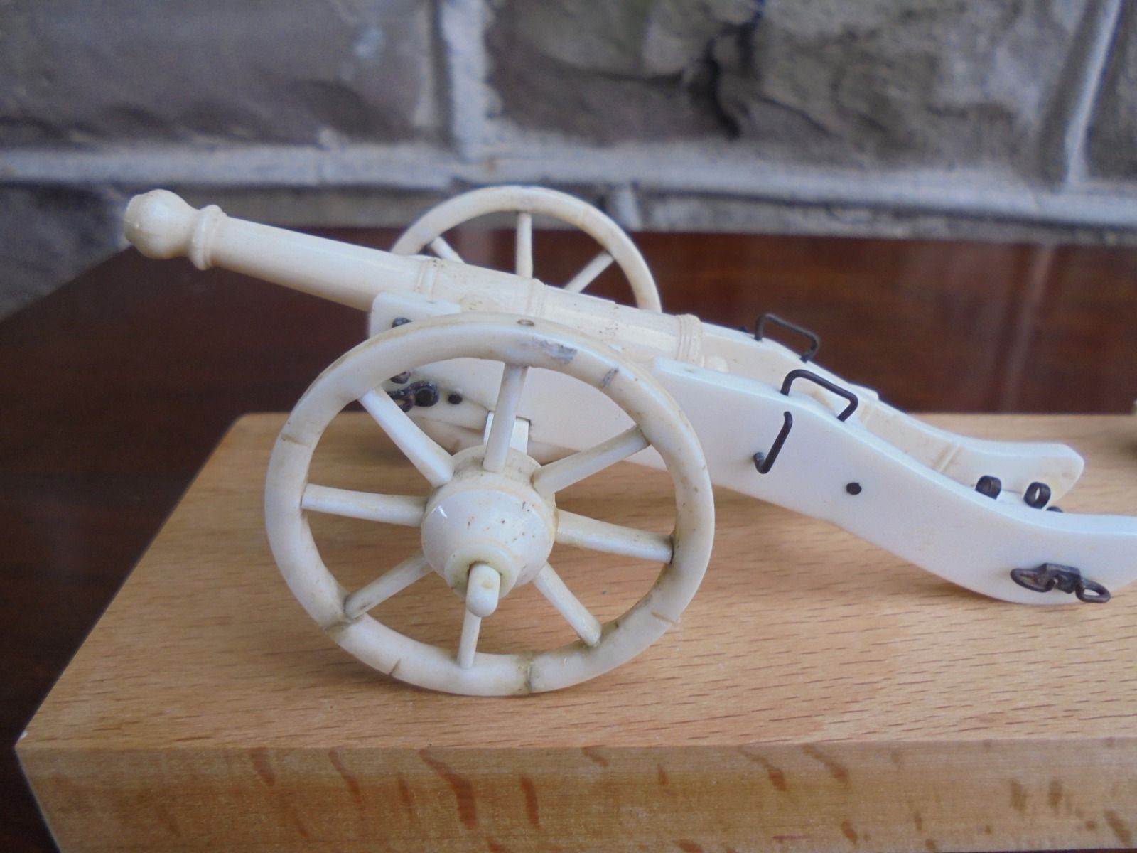 photo furniture Antique Carved Bone Model Of A Cannon & Gun Carriage C.1900