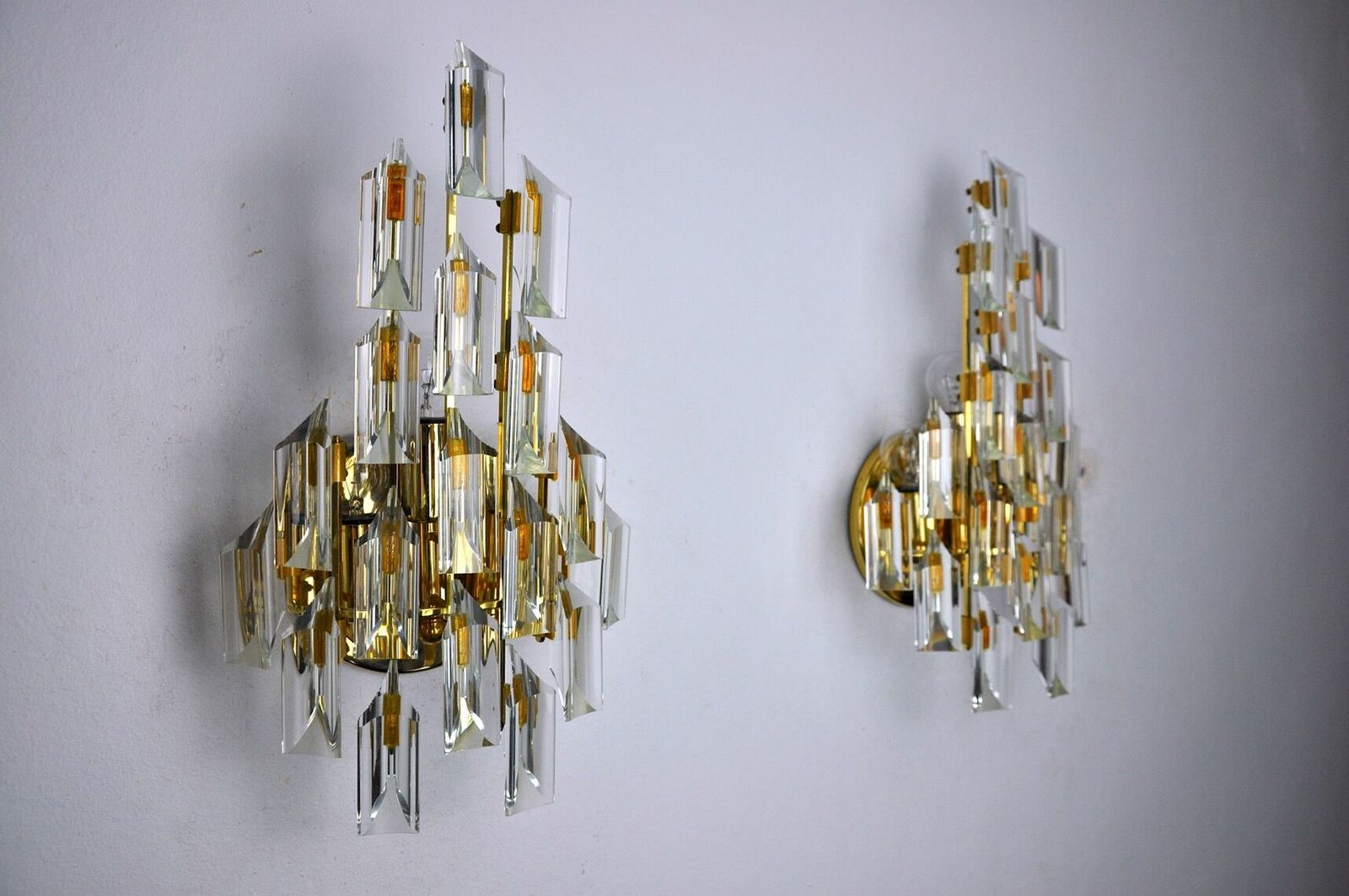 photo furniture Pair Of Oscar Torlasco Sconces, Triedri Glass, Italy, 1970