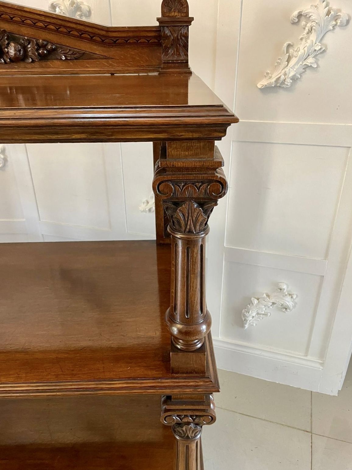 photo vinterior Quality Antique Carved Oak Dumbwaiter