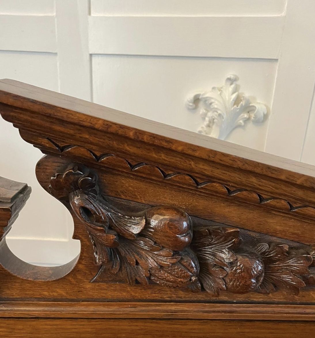 photo vintage Quality Antique Carved Oak Dumbwaiter