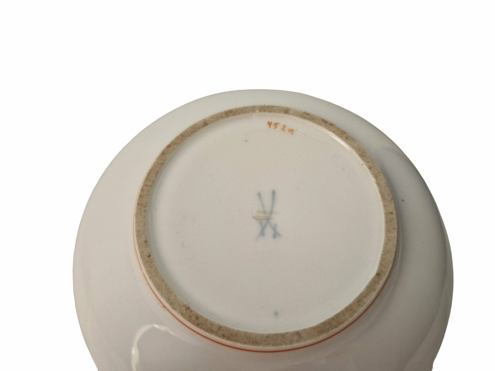 photo for sale Antiek Meissen porseleinen dekselschaal van Paul Scheurich – Duits keramisch sieradendoosje met cherubijnfiguur