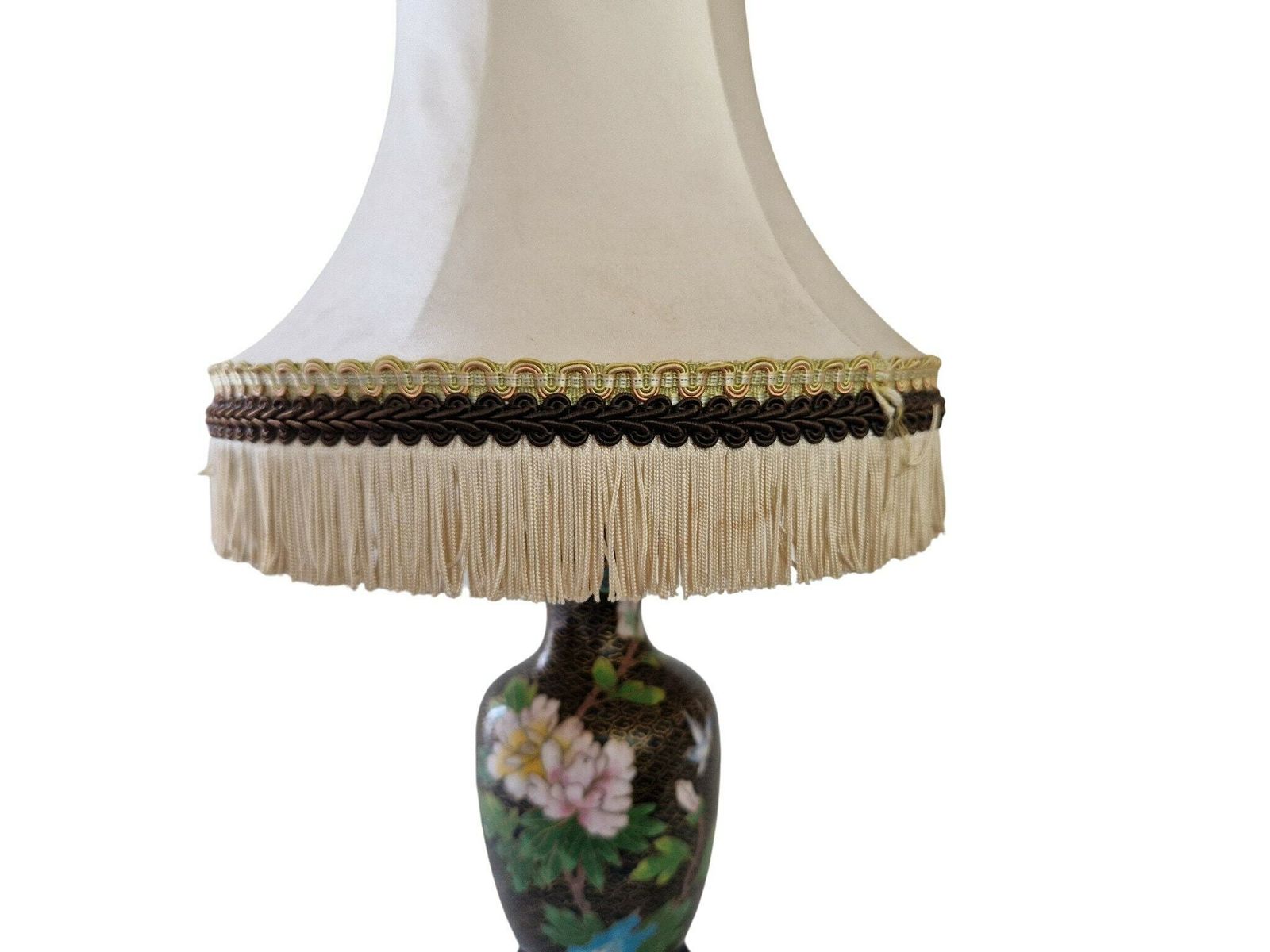Mid Century Chinese Cloisonné Tafellamp Met Bloemmotief Op Gesneden Houten Voet, Chinoiserie Woondecoratie photo vinterior