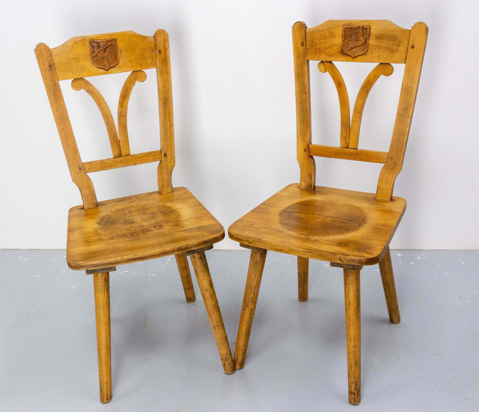Set Of Table & Four Chairs In The Hunting Theme Oak, France, Mid 20th Century photo vinterior