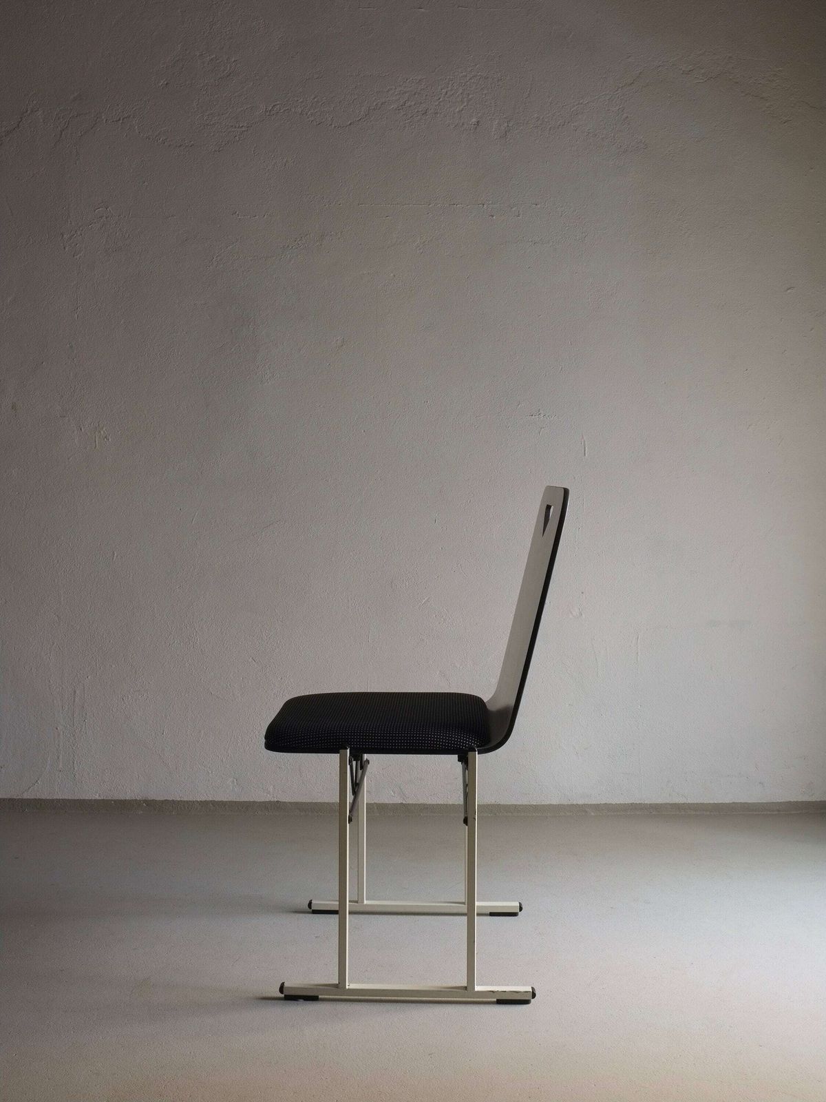 4 White Metal Chairs Yrjö Kukkapuro | Avarte Finland | Vintage photo Furniture