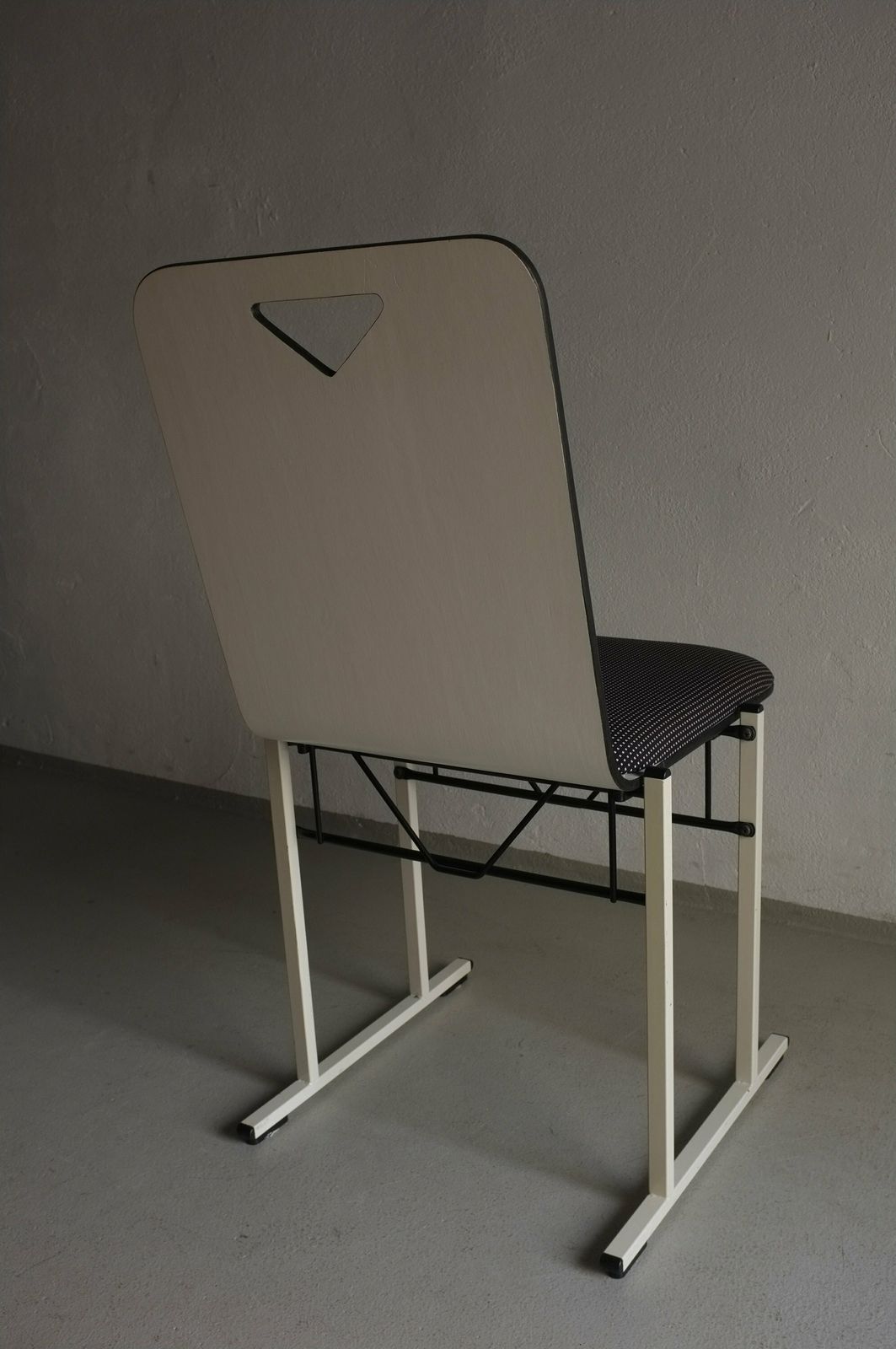 photo furniture 4 White Metal Chairs Yrjö Kukkapuro | Avarte Finland | Vintage