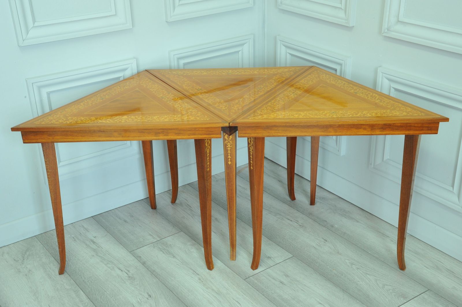 photo vintage A Rare Set Of Italian Sorrento Inlaid Tables