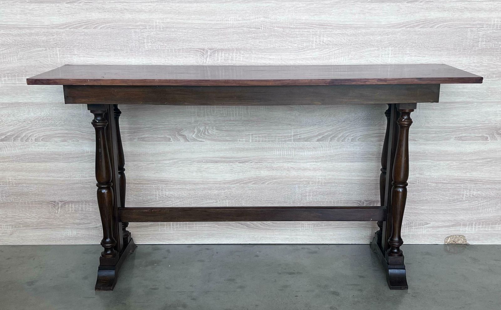 Table d'appoint ou console espagnole en noyer, XXe siècle, à triple piétement photo furniture