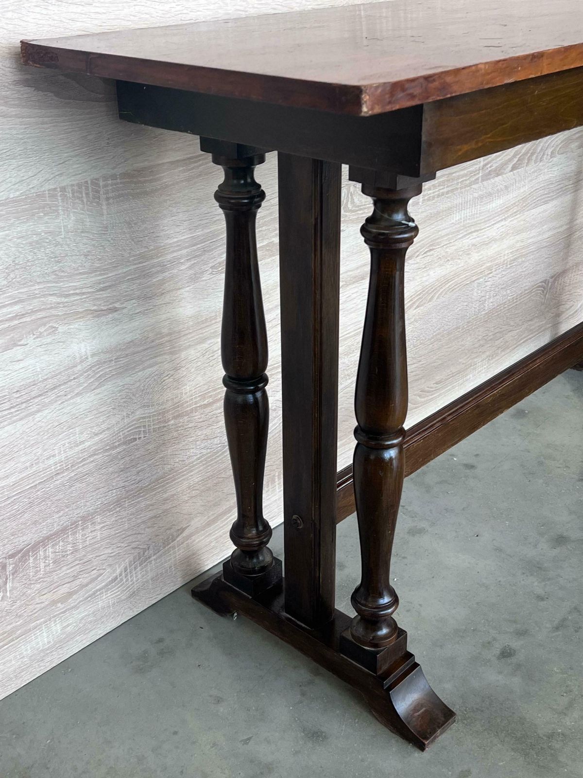 Table d'appoint ou console espagnole en noyer, XXe siècle, à triple piétement photo vinterior