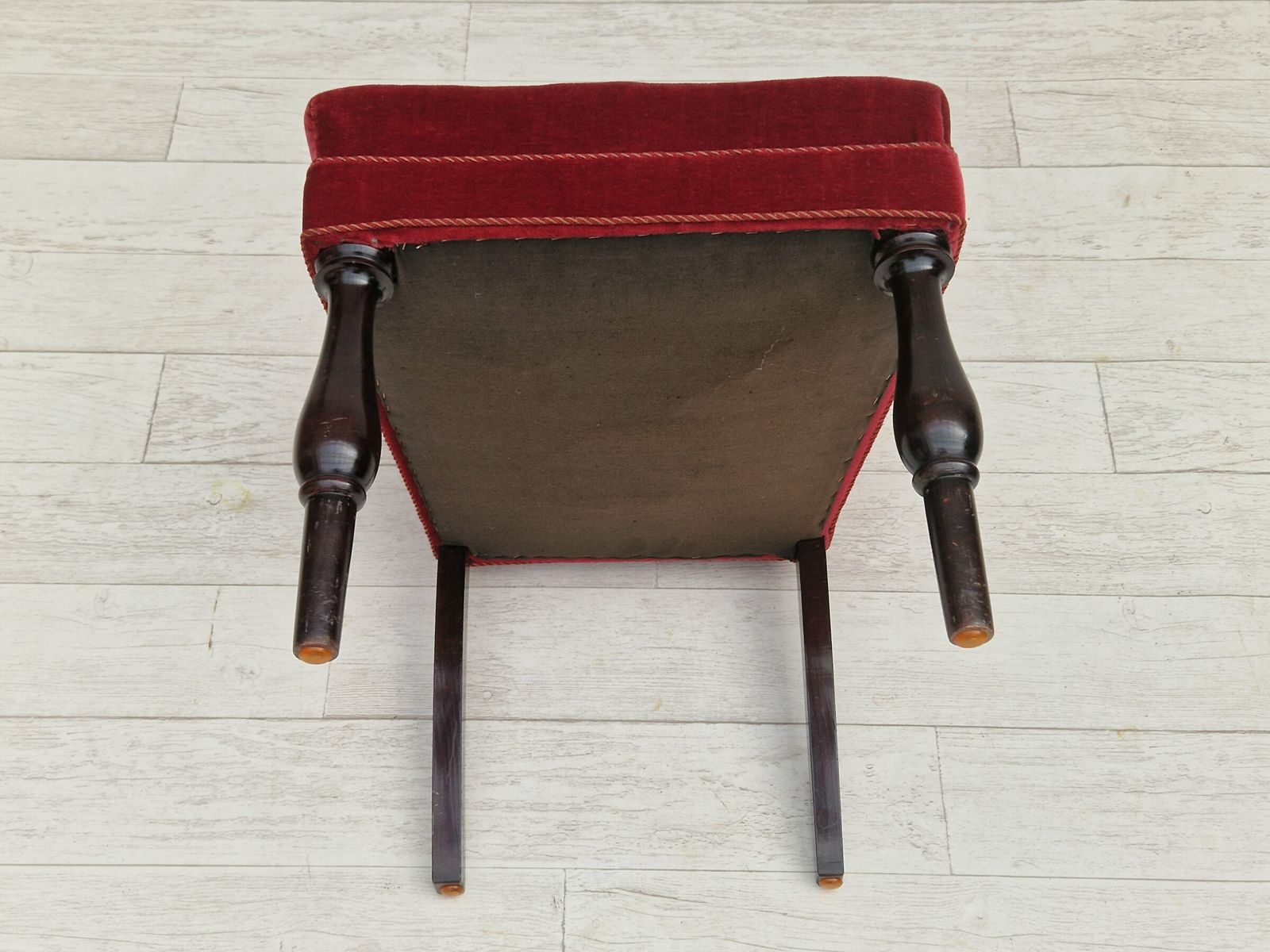 photo vinterior 1950s, Danish Design, Set Of 4 Dinning Chairs, Oak Wood, Cherry Red Velour.