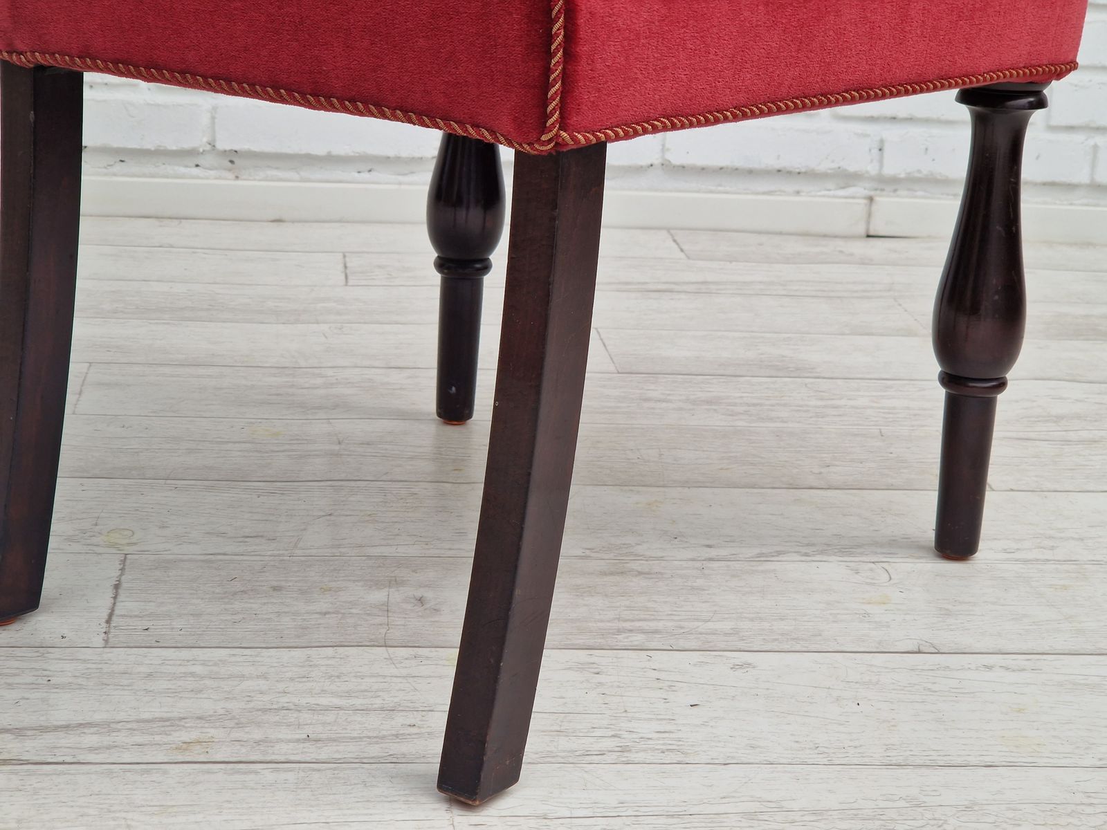 photo vintage 1950s, Danish Design, Set Of 4 Dinning Chairs, Oak Wood, Cherry Red Velour.